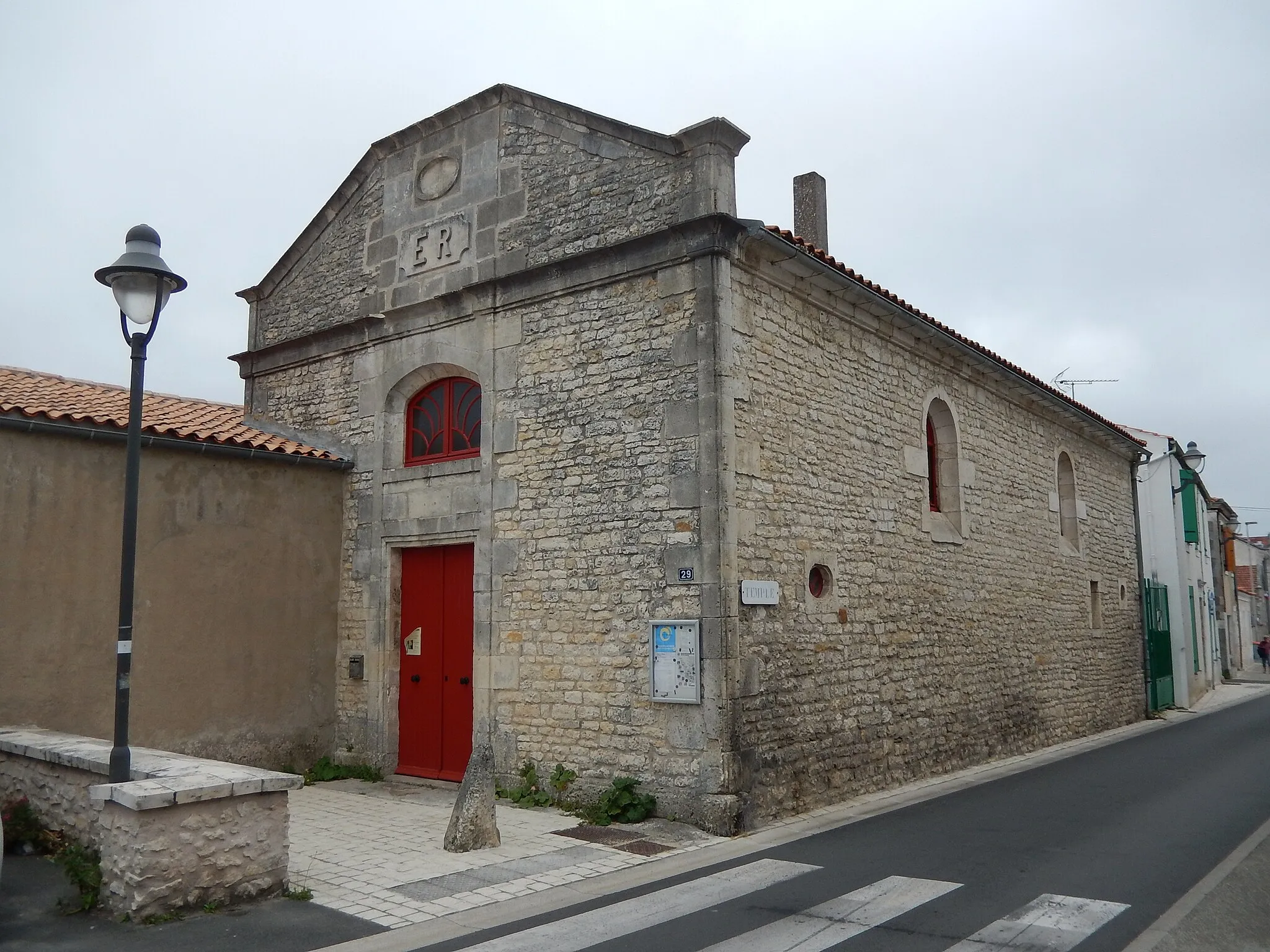 Photo showing: Le temple protestant de Saint-Pierre-d'Oléron, construit vers 1830.