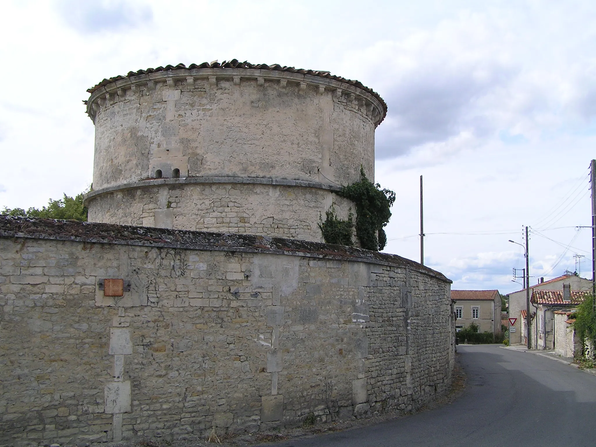 Photo showing: pigeonnier du château de Triac-Lautrait