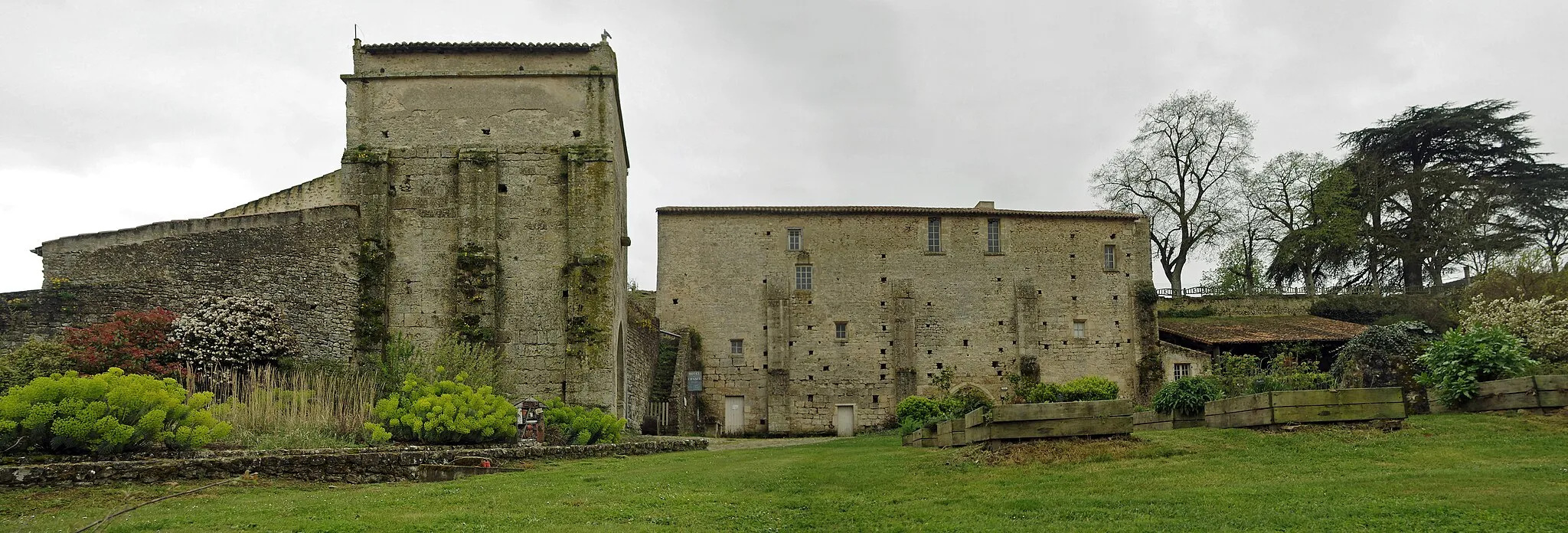 Photo showing: Airvault (Deux-Sèvres)
Bâtiments conventuels de l'ancienne abbaye des Augustins.
Abbaye en grande partie ruinée.
L'abbaye Saint-Pierre d'Airvault a été fondée à la fin du Xe siècle par Aldéarde d'Aulnay, vicomtesse de Thouars.
Après la Révolution, les bâtiments conventuels ont été séparés de l'église abbatiale par une route.
La plus grande partie des bâtiments qui subsistent sont du XIIe-XIIIe siècle.
En plus de l'église, les bâtiments encore visibles sont : La salle dite du "cuvier" de la fin du XIIe siècle,   les anciennes portes de l’abbaye des XIIe et XVIIe siècles, la chapelle du XIVe siècle et le logis abbatial de la fin du XVIIe siècle.

Le logis abbatial héberge le musée ethnographique Jacques Guidez d^puis 1975.