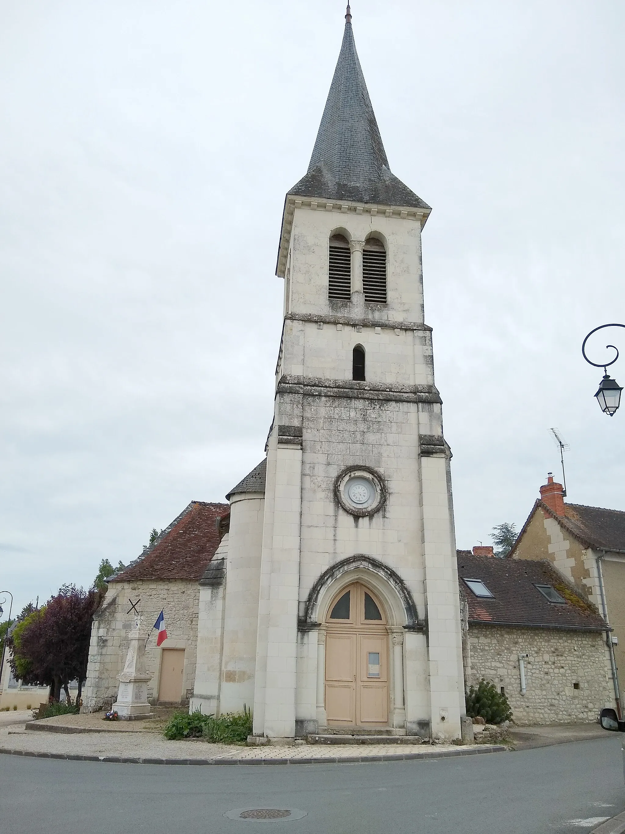 Photo showing: Leigné-sur-Usseau- L'église, façade et entrée