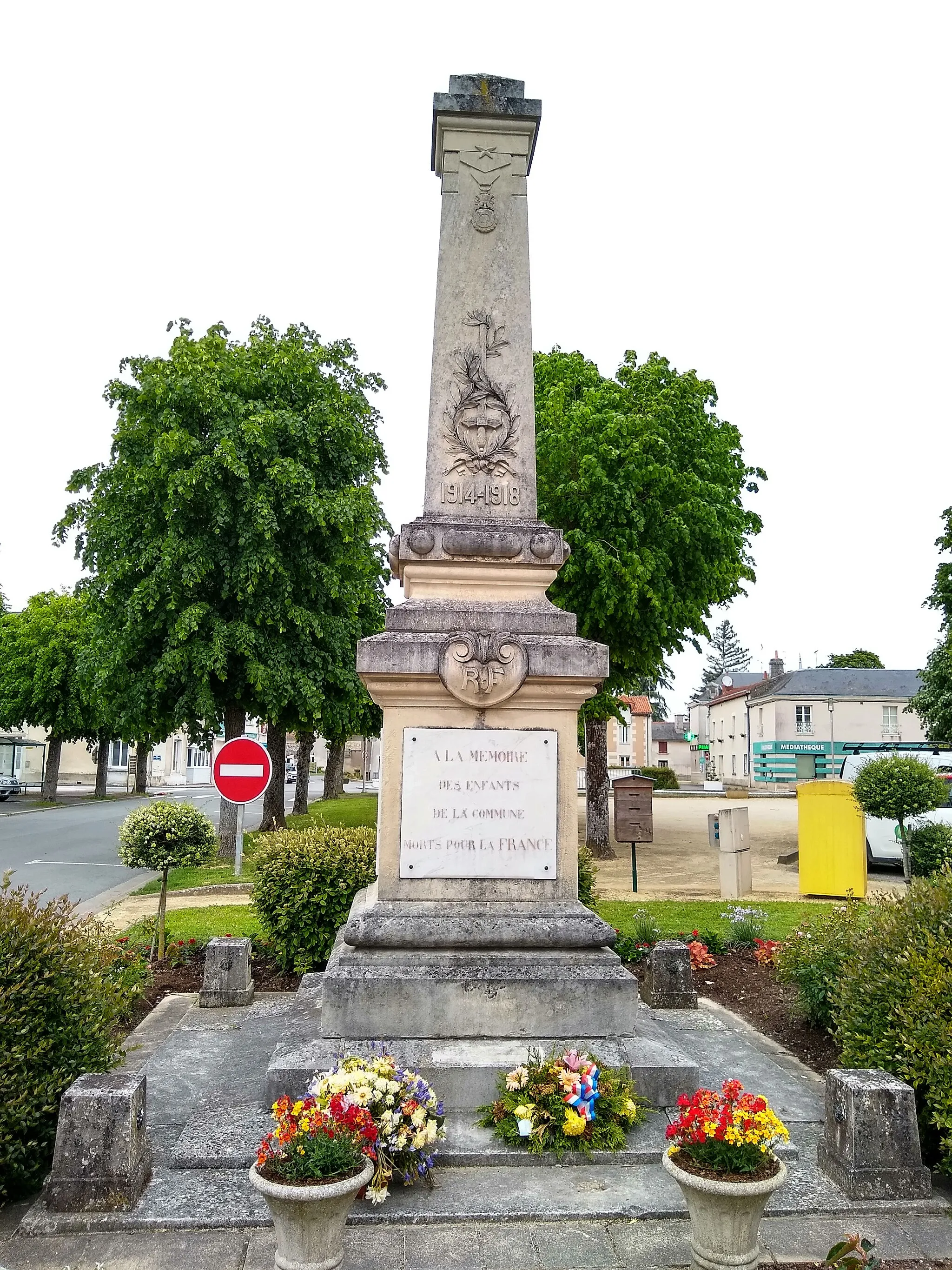 Photo showing: Saint-Gervais-les-Trois-Clochers - Le monument aux morts