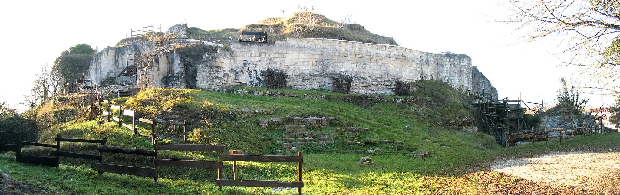 Photo showing: Motte féodale (reste du château) de Merpins détruite en 1387.