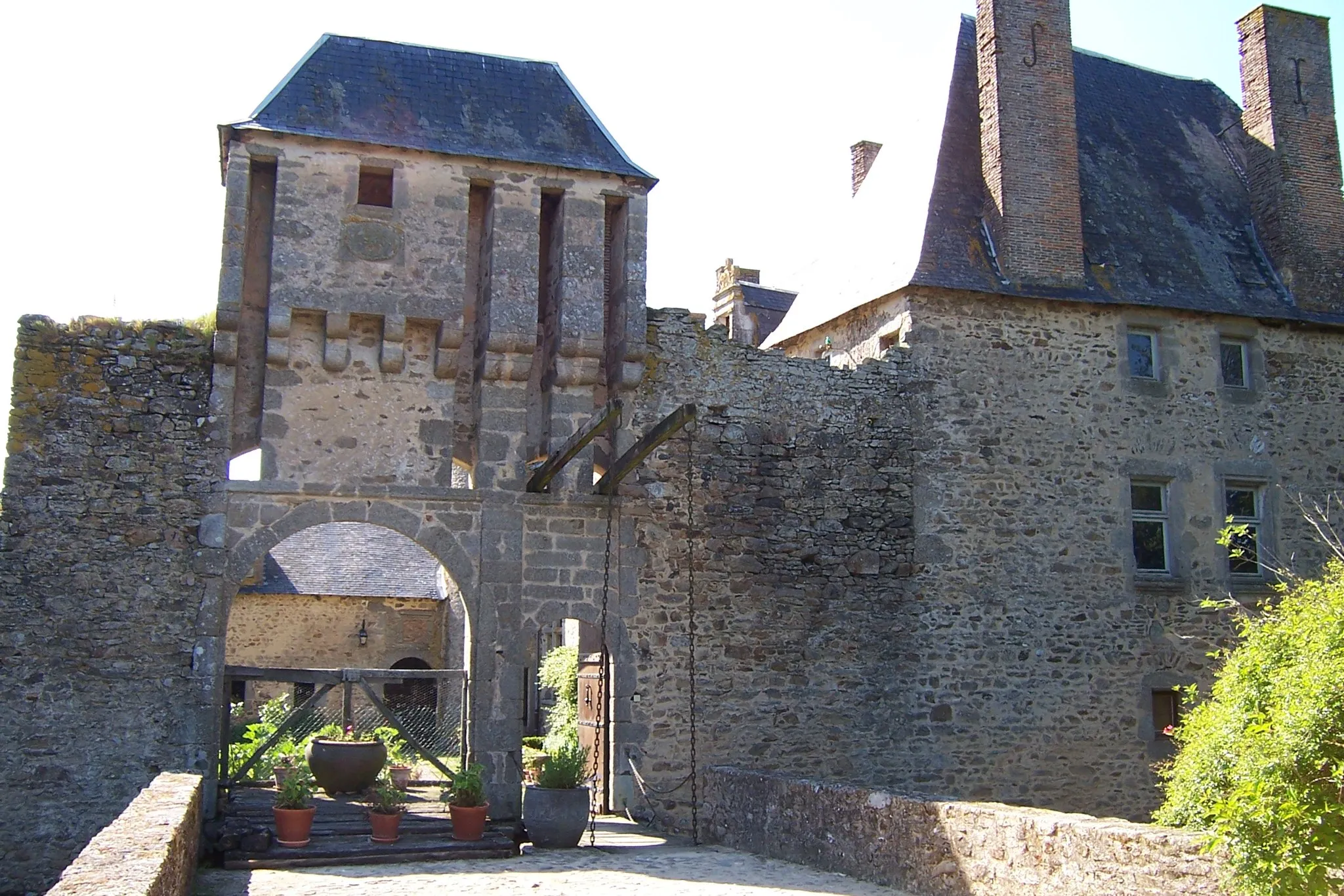 Photo showing: France - Deux-Sèvres - Beaulieu sous Parthenay - Le château