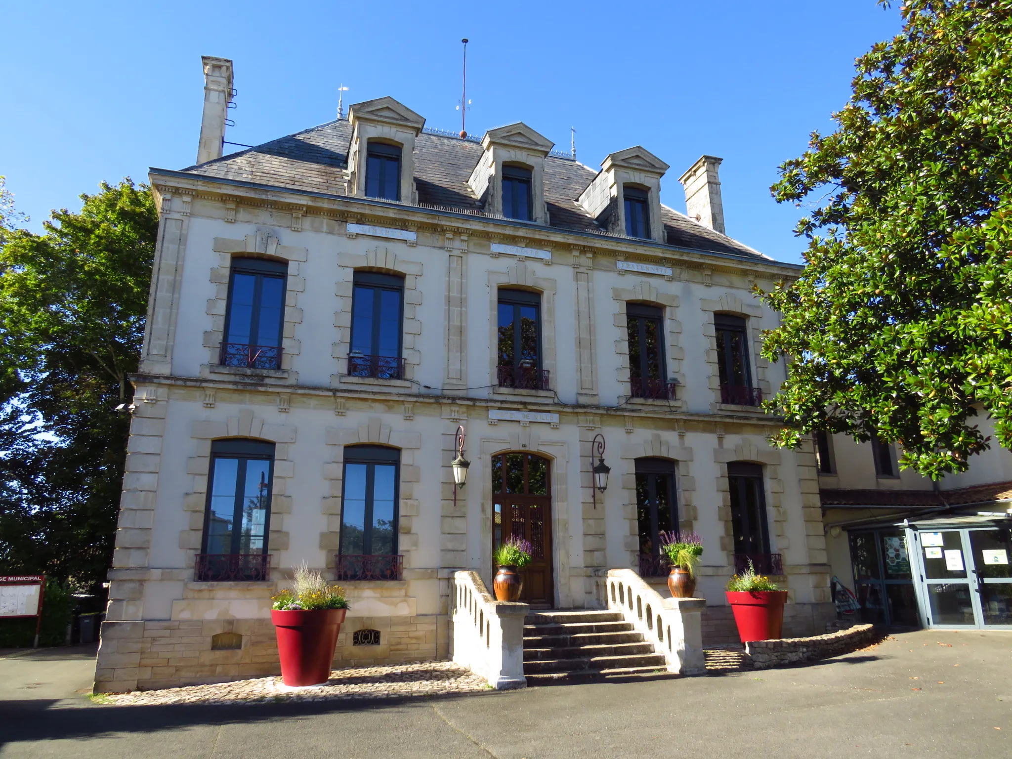 Photo showing: La Mairie de la Crèche 79