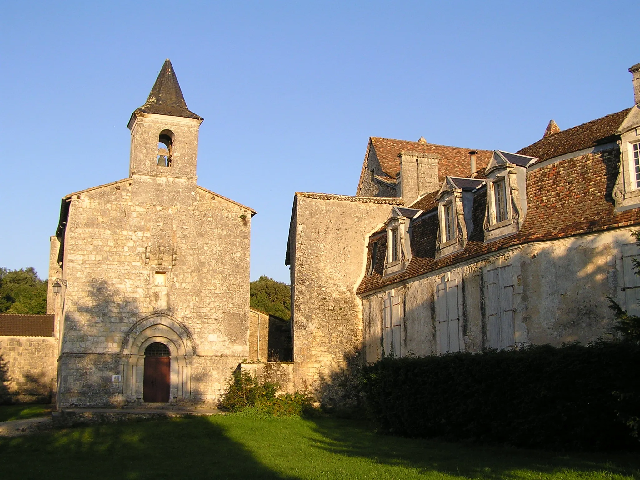 Photo showing: église et château de Bouëx