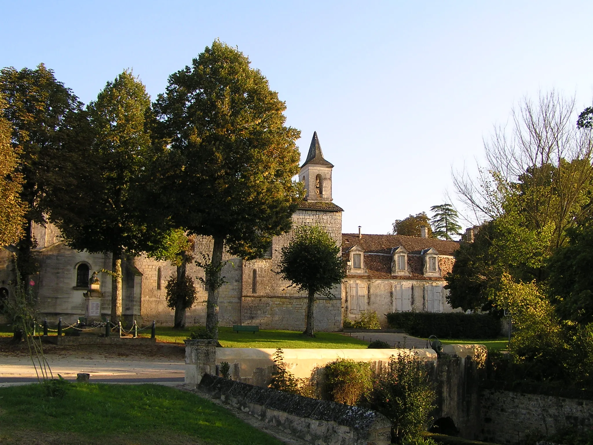 Photo showing: église, monument aux morts et château de Bouëx