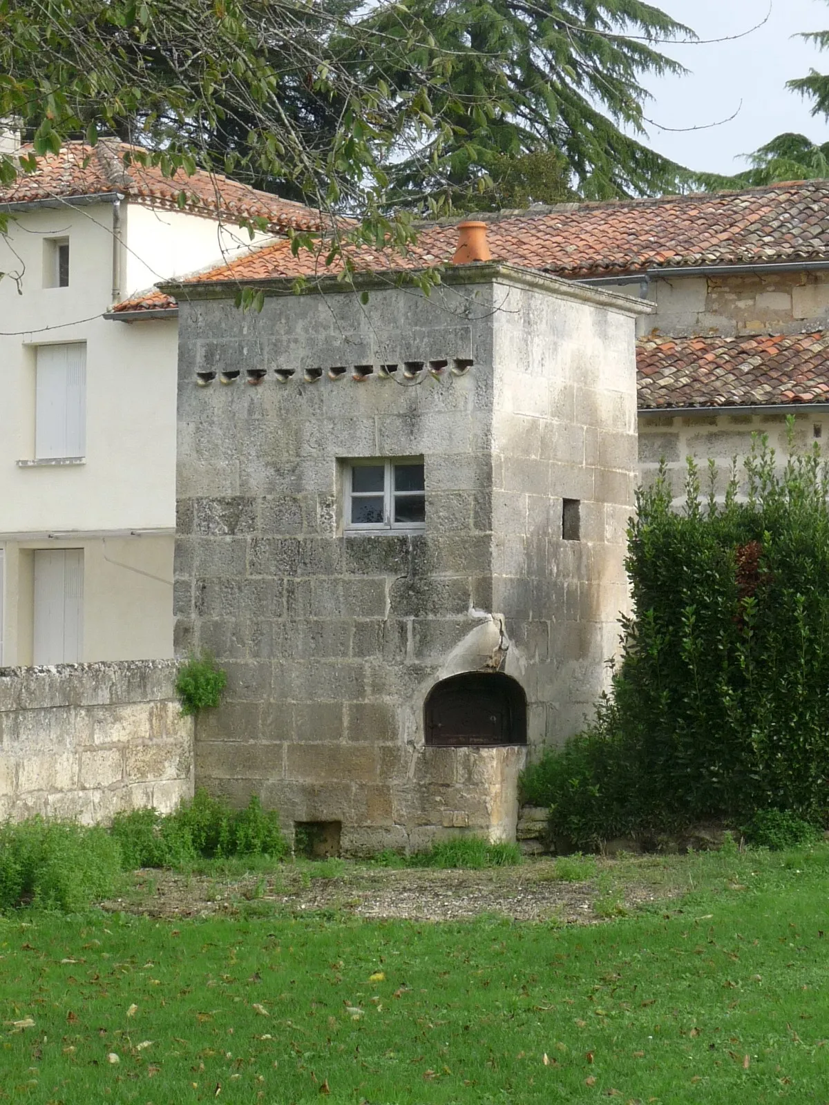 Photo showing: Logement ancien avec four dans le soubassement, Bouëx, Charente, France