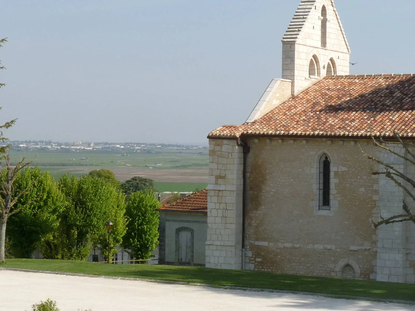 Photo showing: Eglise de Genté, Charente, France; au loin Cognac