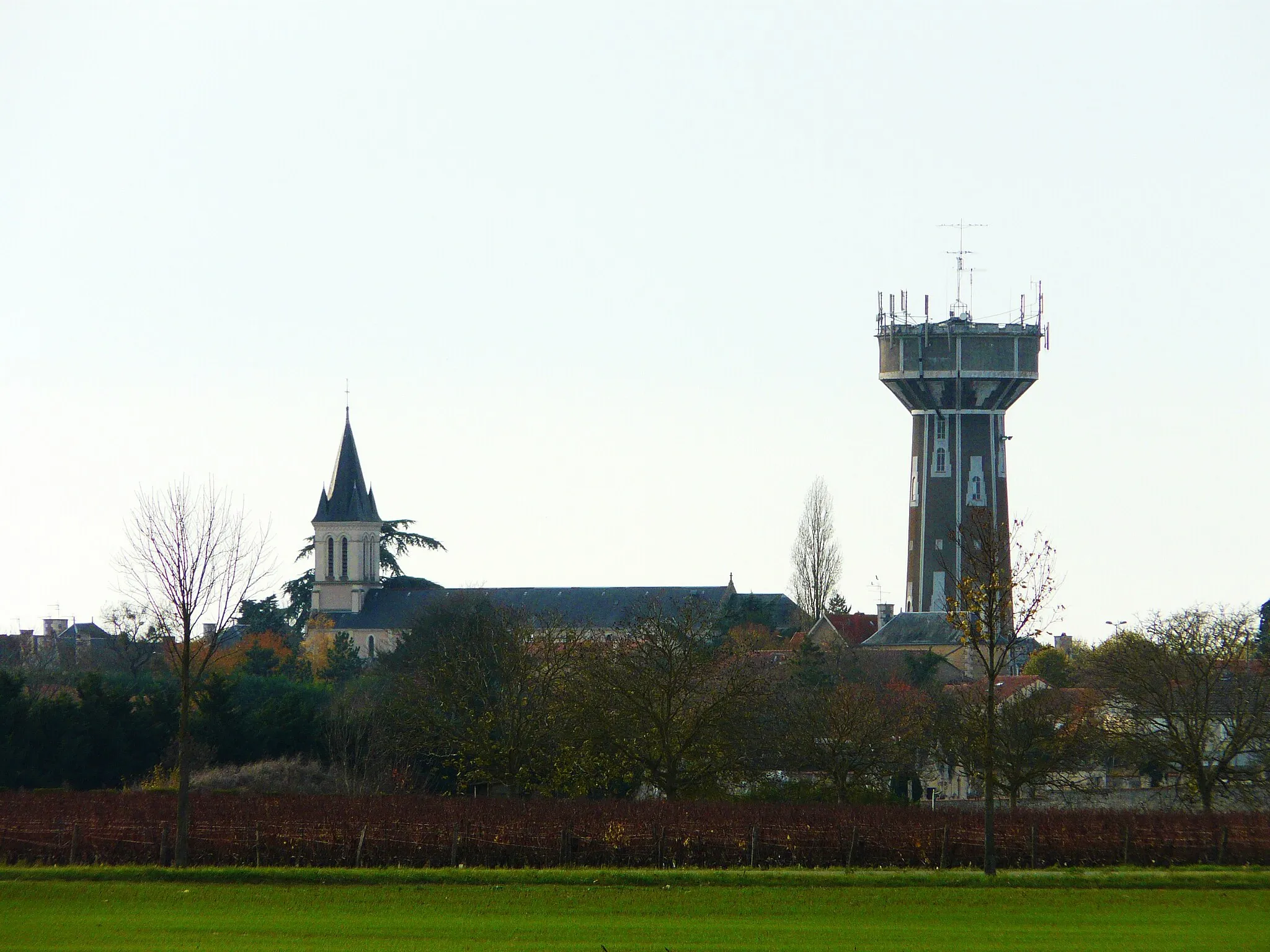 Photo showing: L'église Notre-Dame et le château d'eau, Neuville-de-Poitou, Vienne, France