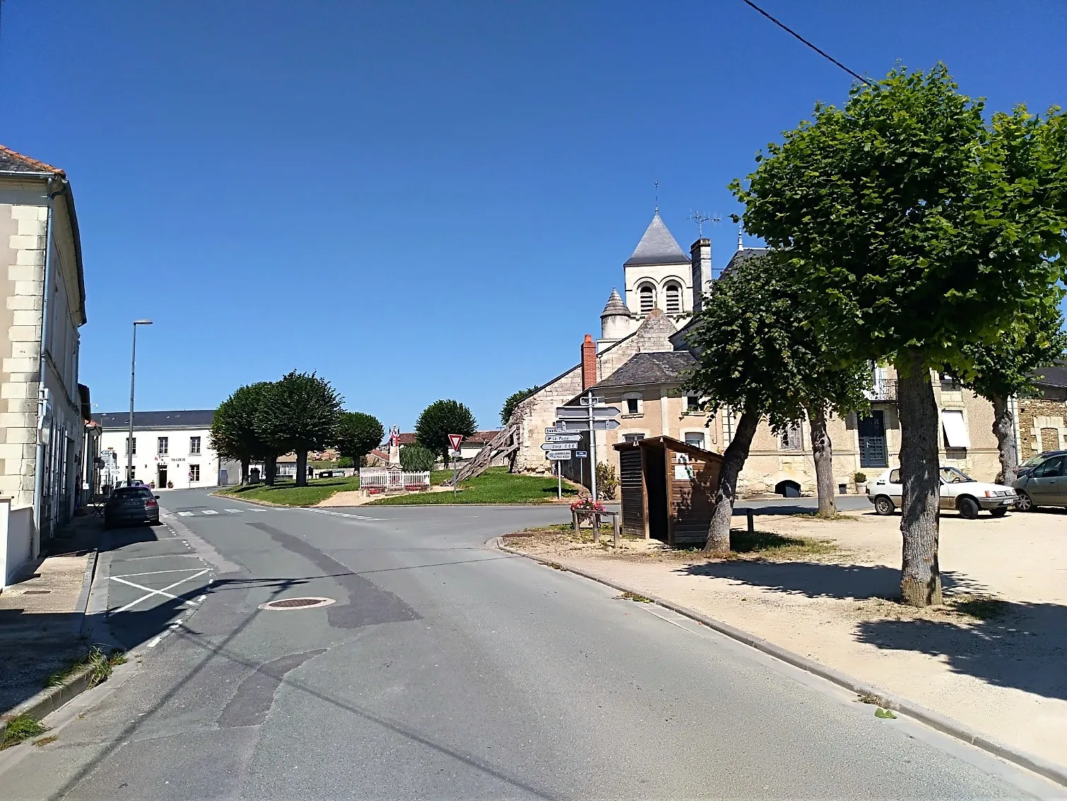 Photo showing: La place de la Libérté, place du village avec au premier plan, l'église, et la mairie au fond à gauche