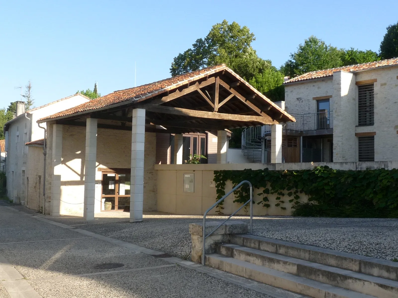 Photo showing: Bibliothèque, Brie, Charente, France