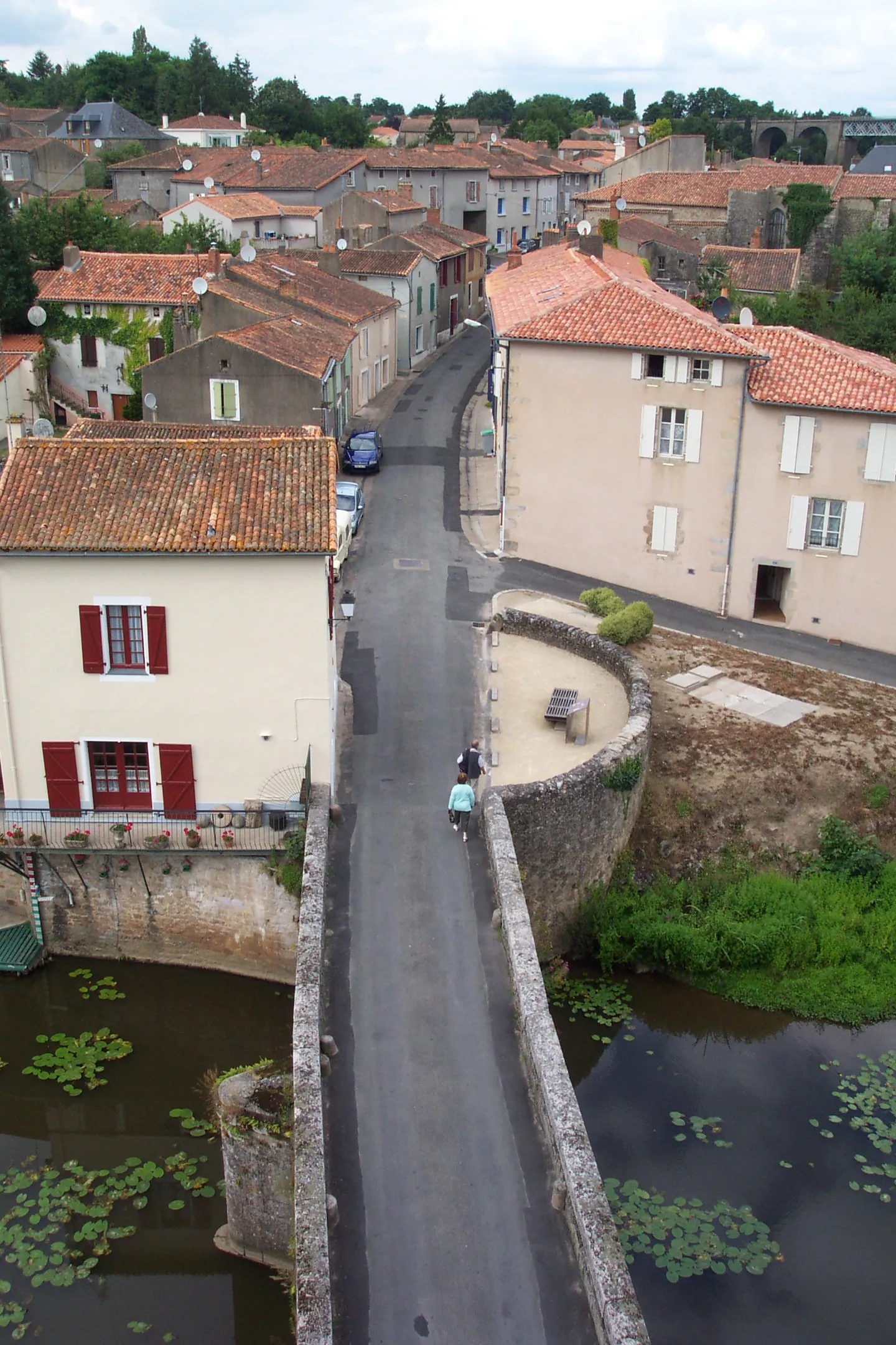 Photo showing: The Faubourg Saint-Jacques in Parthenay, photographed from the roof of the Saint-Jacques Gate, and looking away from the town centre. The Pont Saint-Jacques across the River Thouet can be seen immediately in front of the gate. For more information, see the Wikipedia article Parthenay.