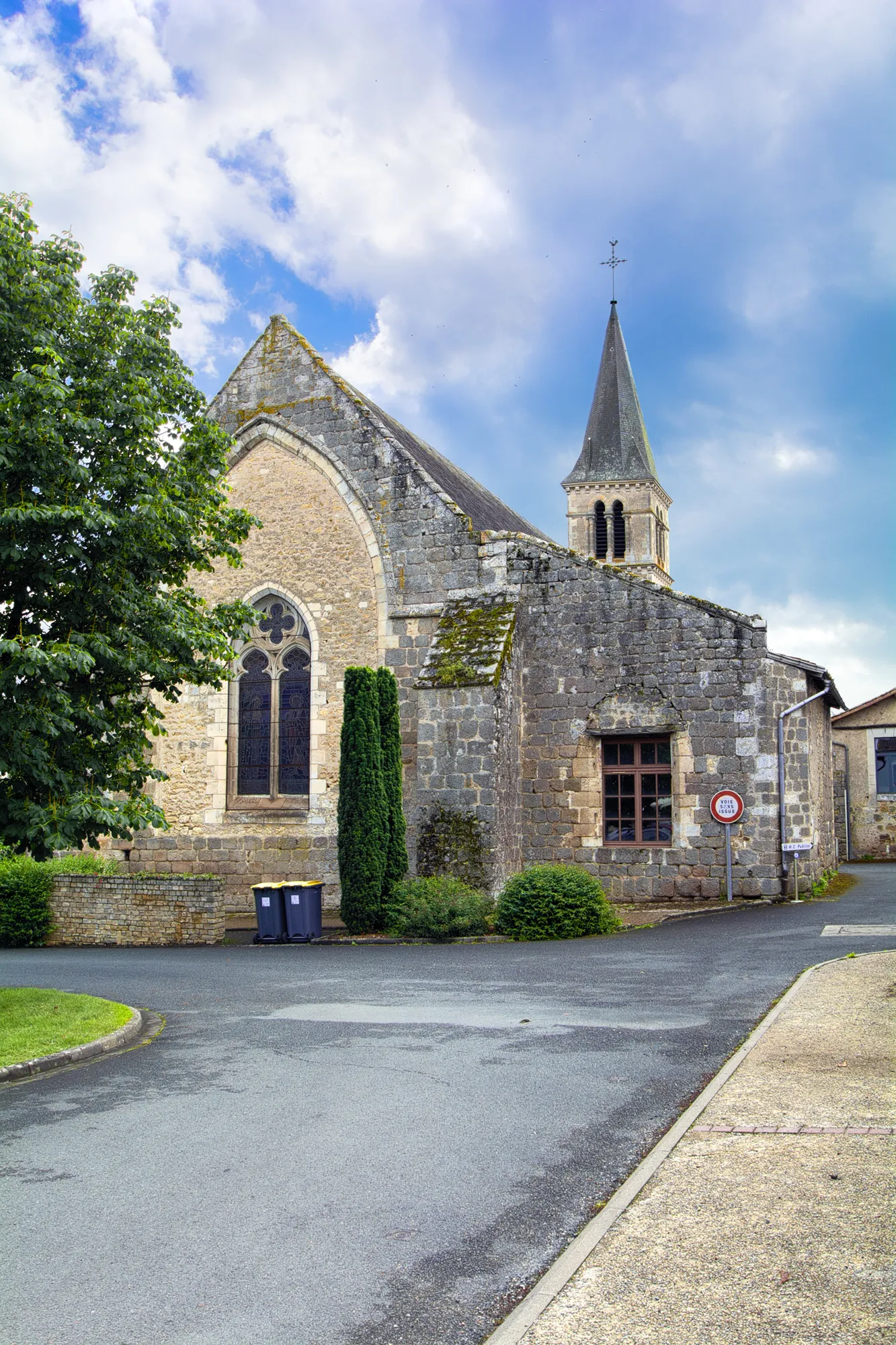 Photo showing: Église St-Jean-Baptiste (Ménigoute) Exposed E.jpg