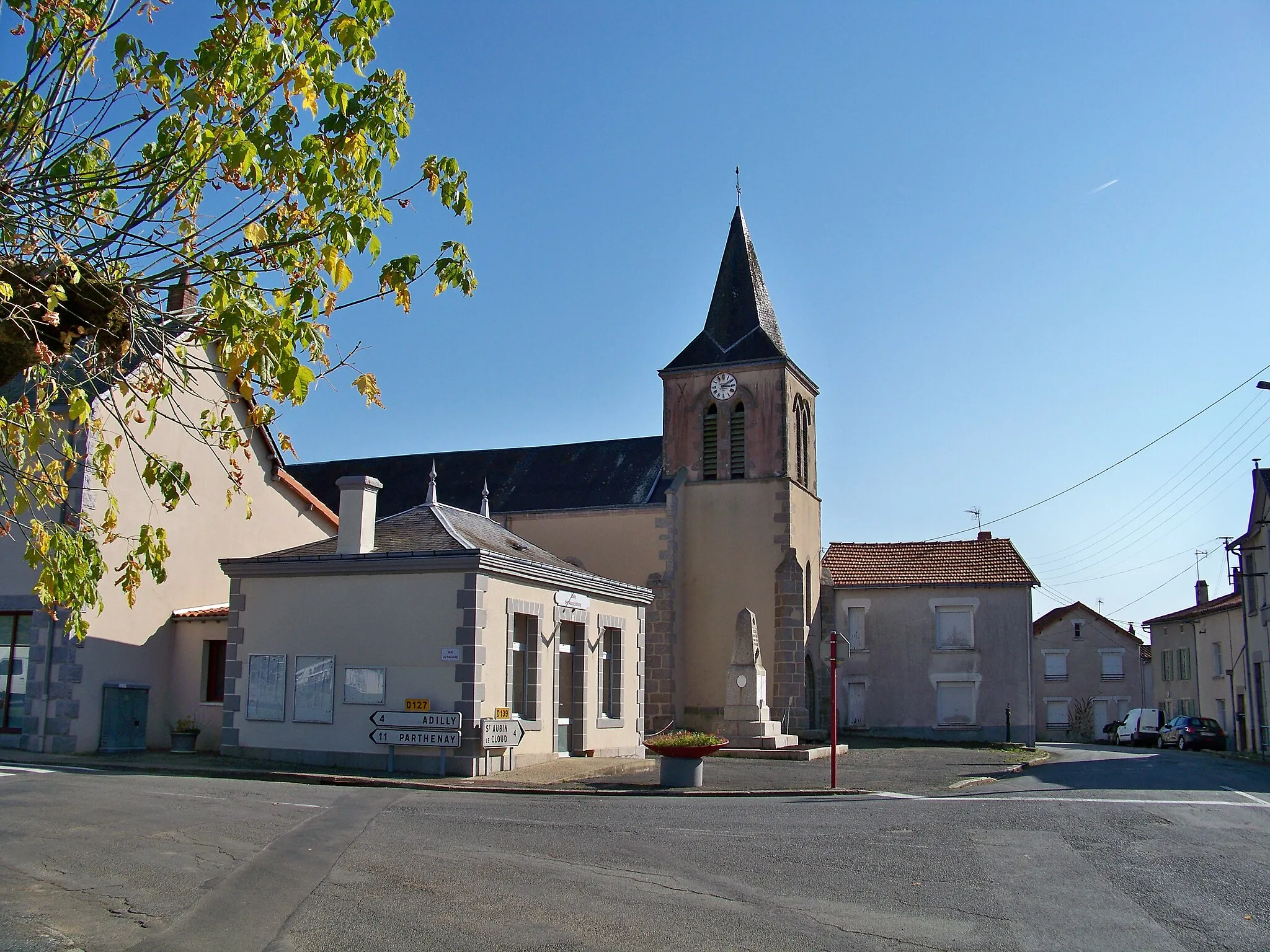 Photo showing: Vue du bourg de Fénery avec l'église Saint-Benoît.