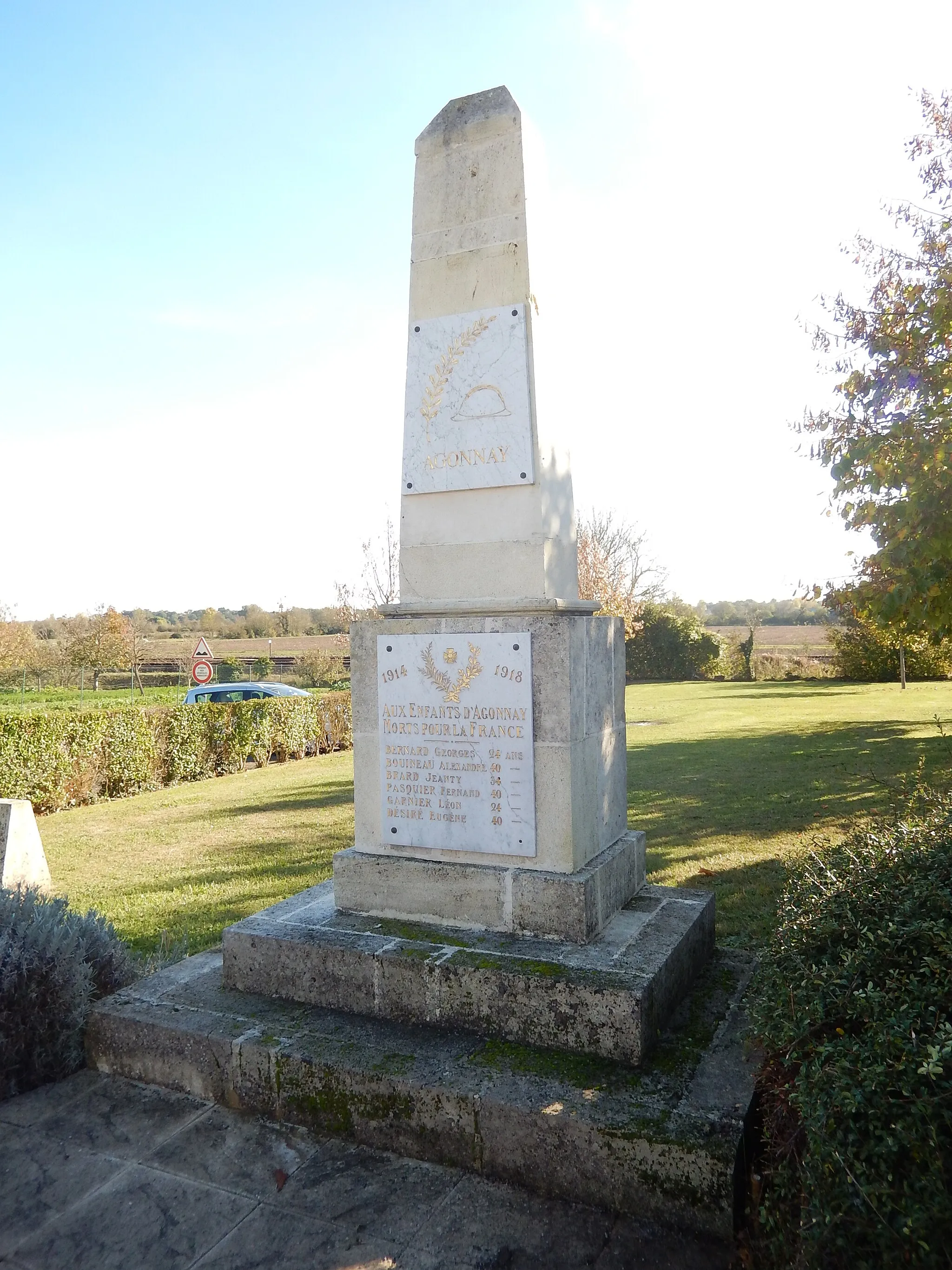 Photo showing: Le monument aux morts d'Agonnay.