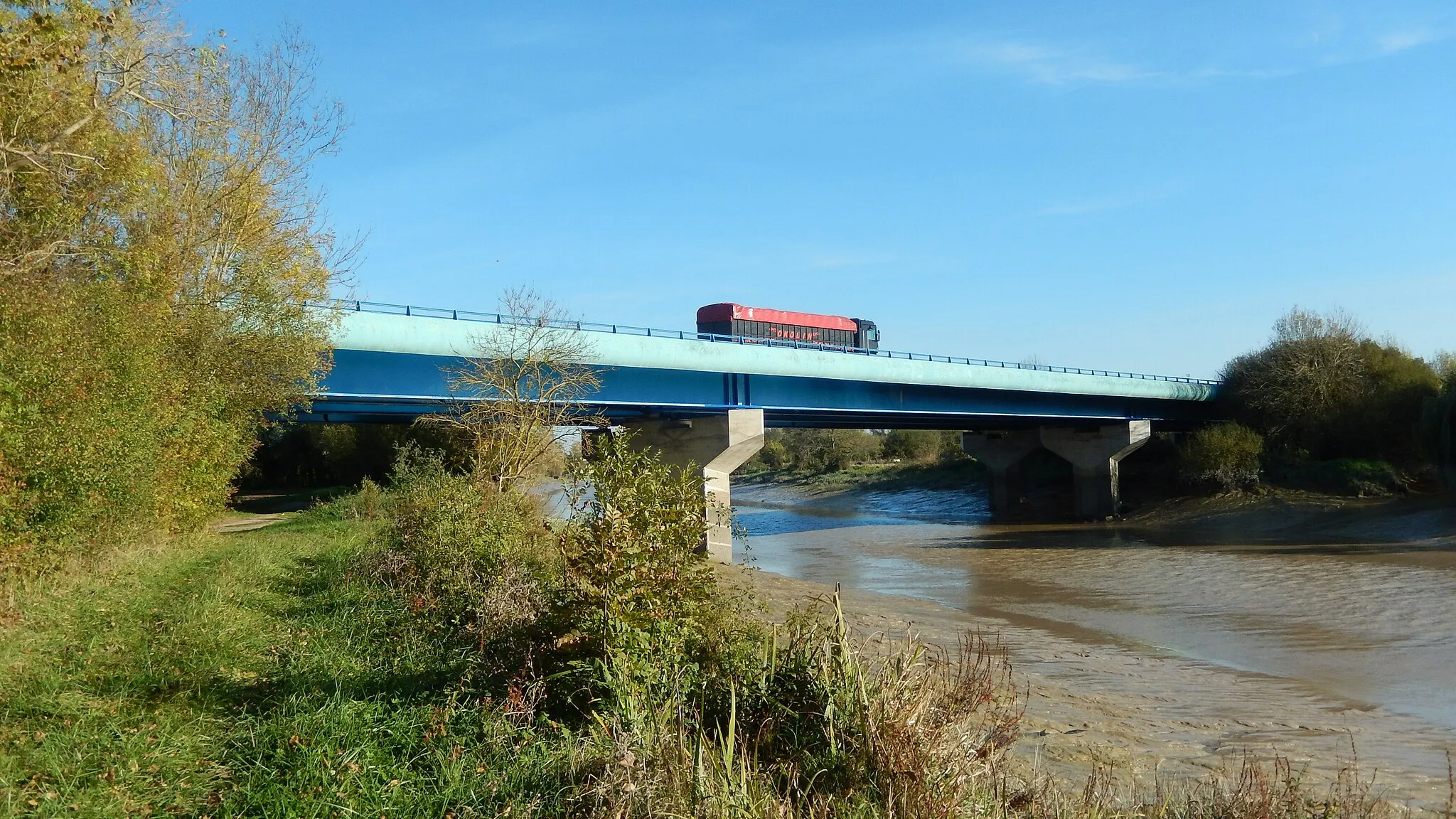 Photo showing: Franchissement du fleuve Charente par l'autoroute A837.