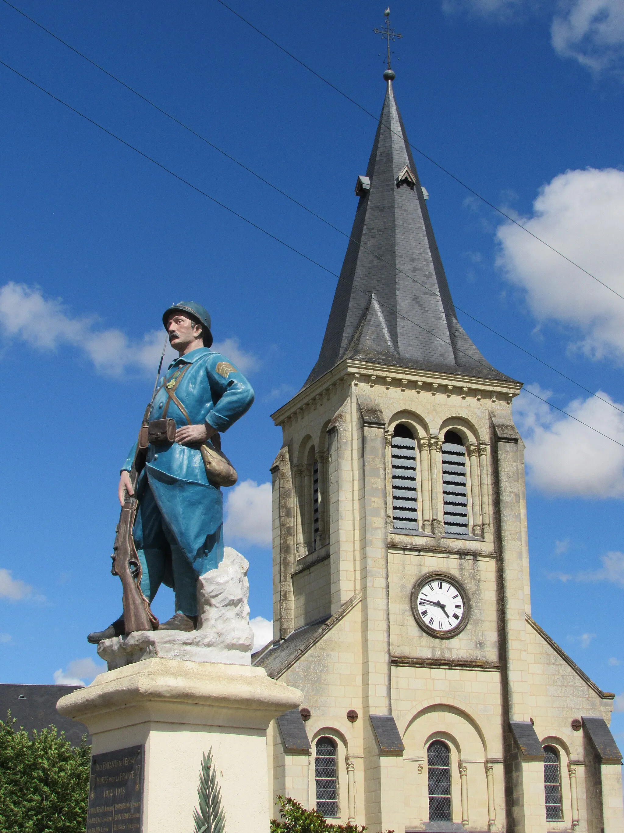 Photo showing: Le "poilu" du monument aux morts devant le clocher de l'église