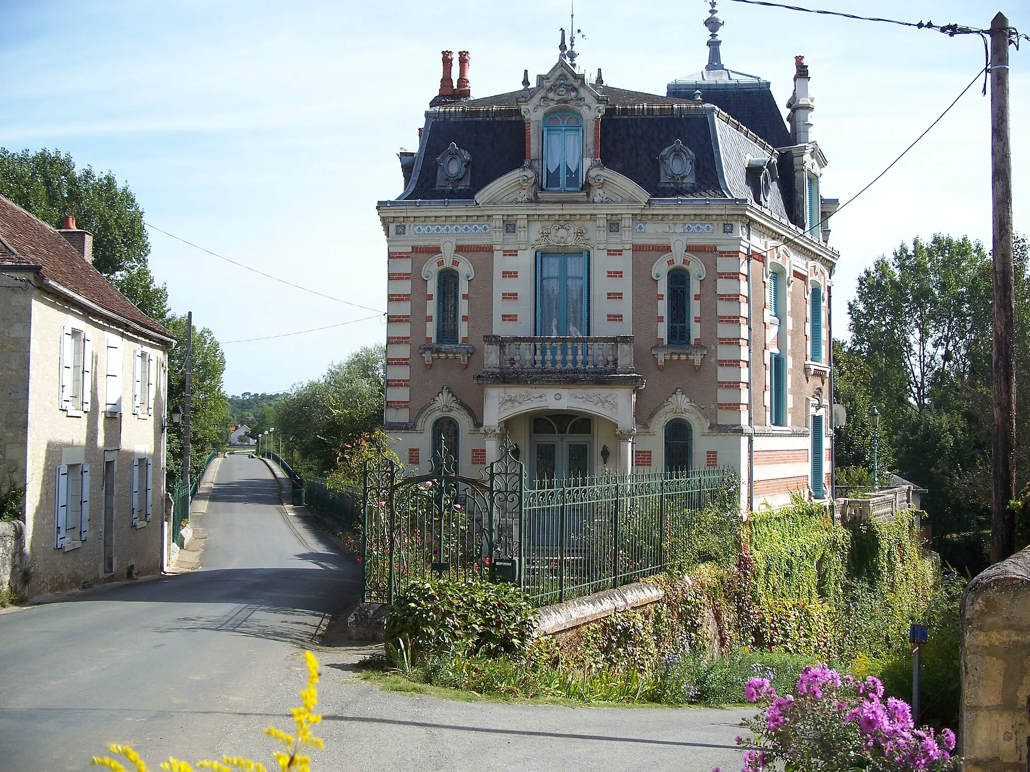 Photo showing: This building is indexed in the base Mérimée, a database of architectural heritage maintained by the French Ministry of Culture, under the reference PA86000042 .