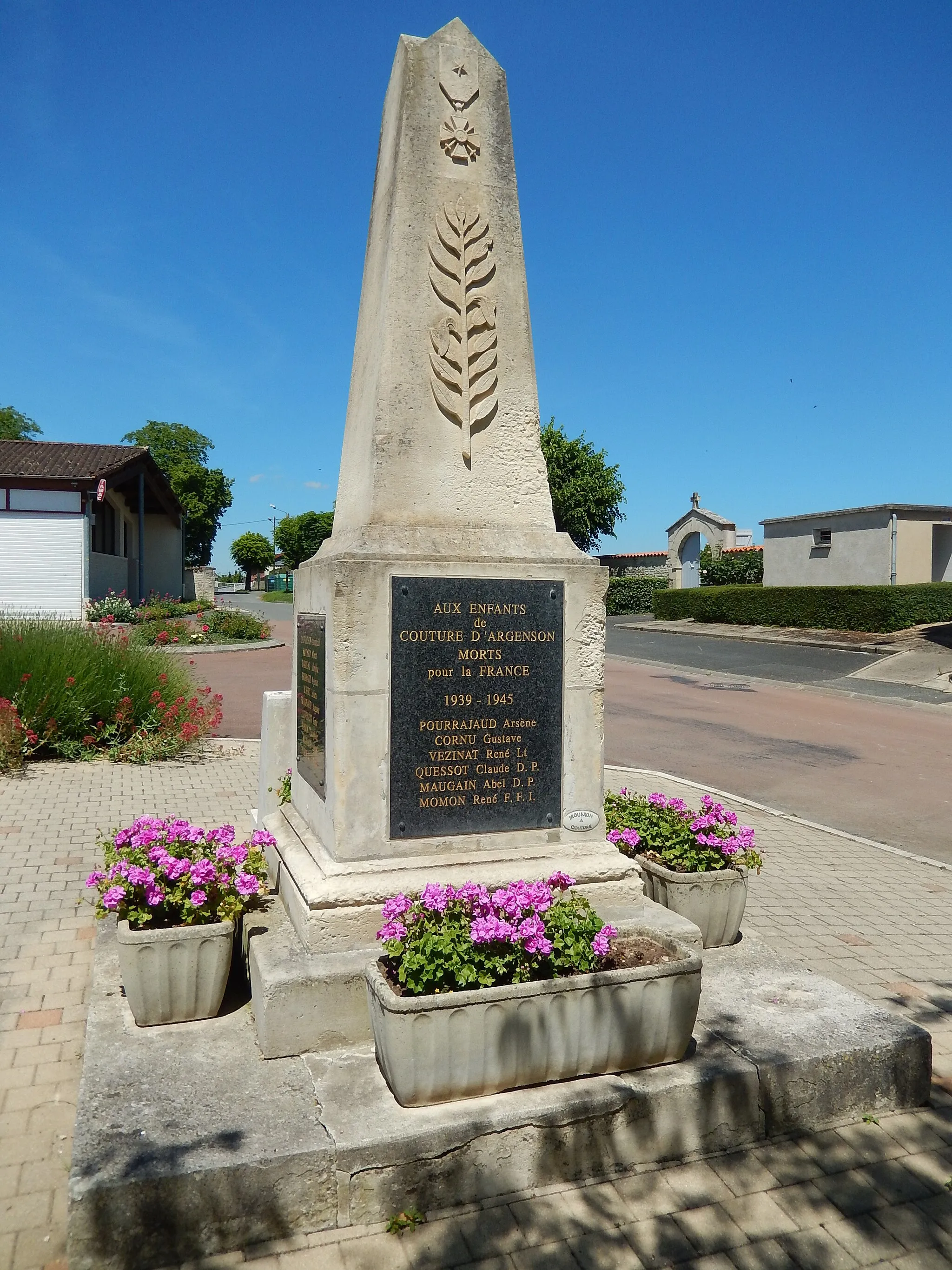 Photo showing: Le monument aux morts de Couture-d'Argenson.