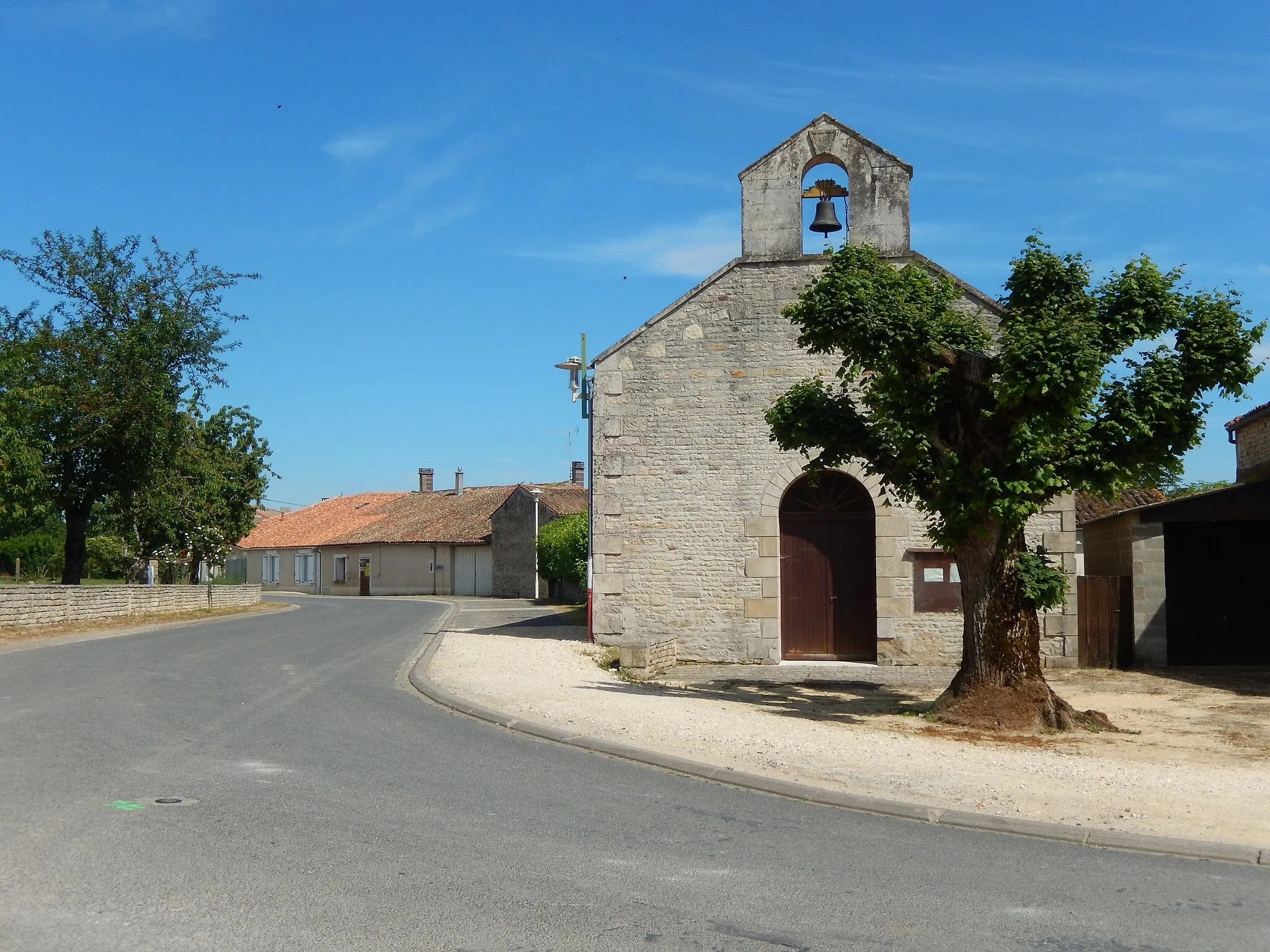 Photo showing: L'église Saint-Pierre de Loubigné, au bord de la route départementale 105, dans les Deux-Sèvres.