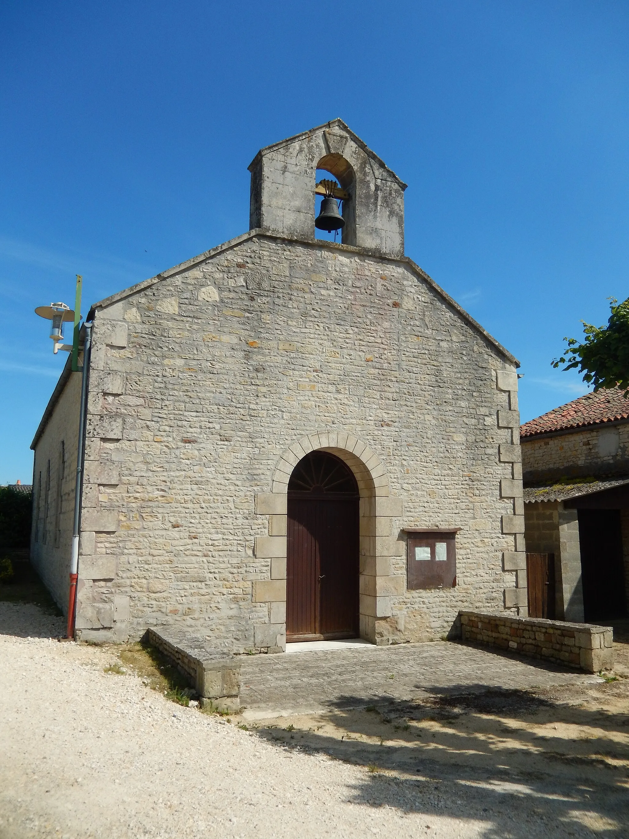 Photo showing: L'église Saint-Pierre de Loubigné, dans les Deux-Sèvres.