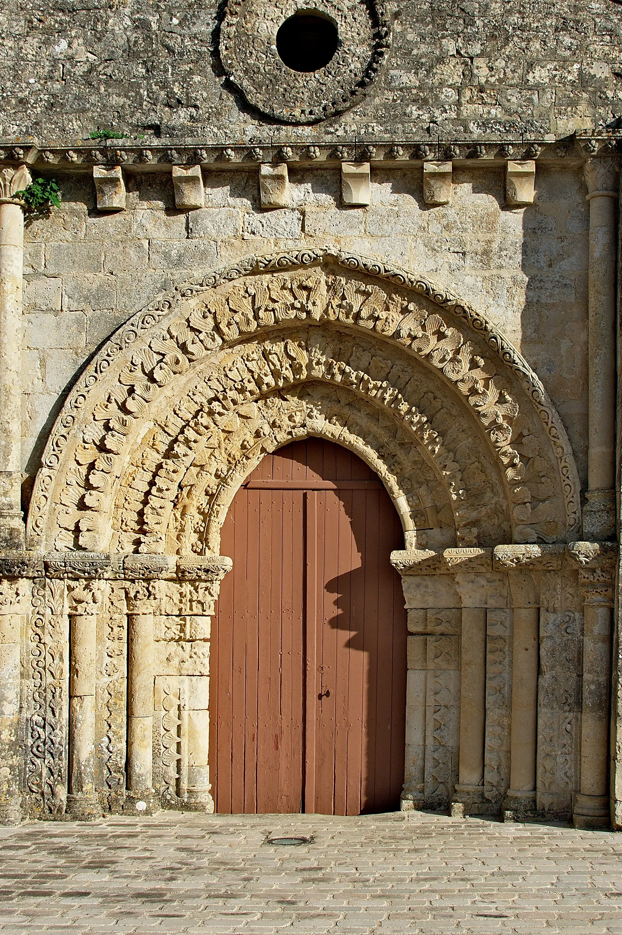 Photo showing: The main door of the church of Notre Dame in Maisonnais.Deux Sevres France