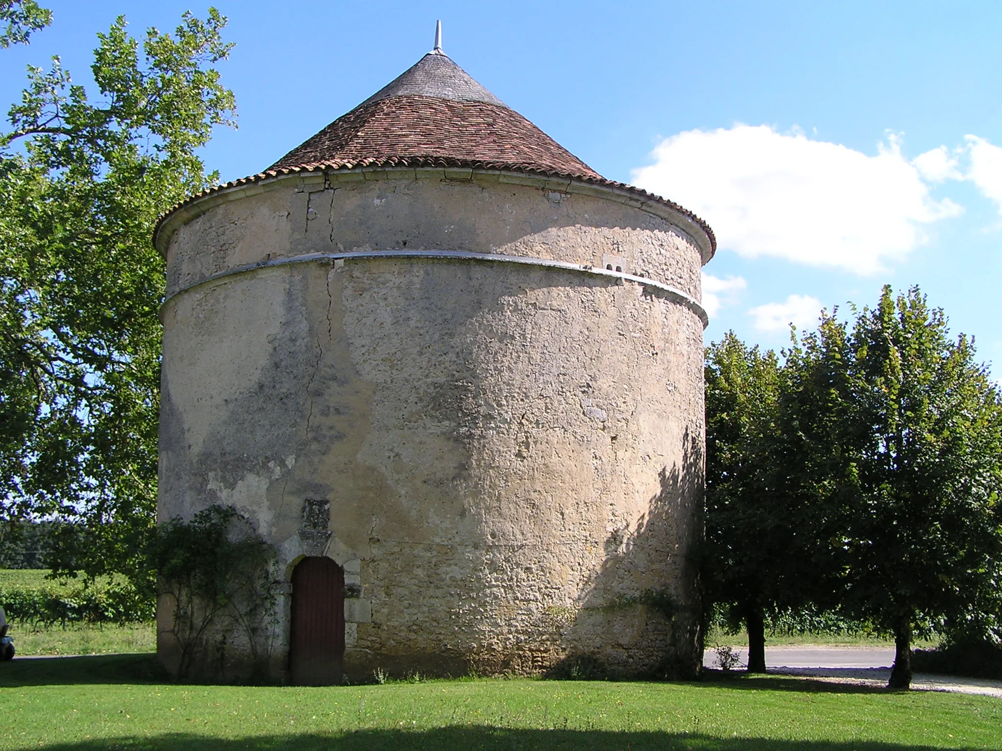 Photo showing: le pigeonnier du château de garde-épée