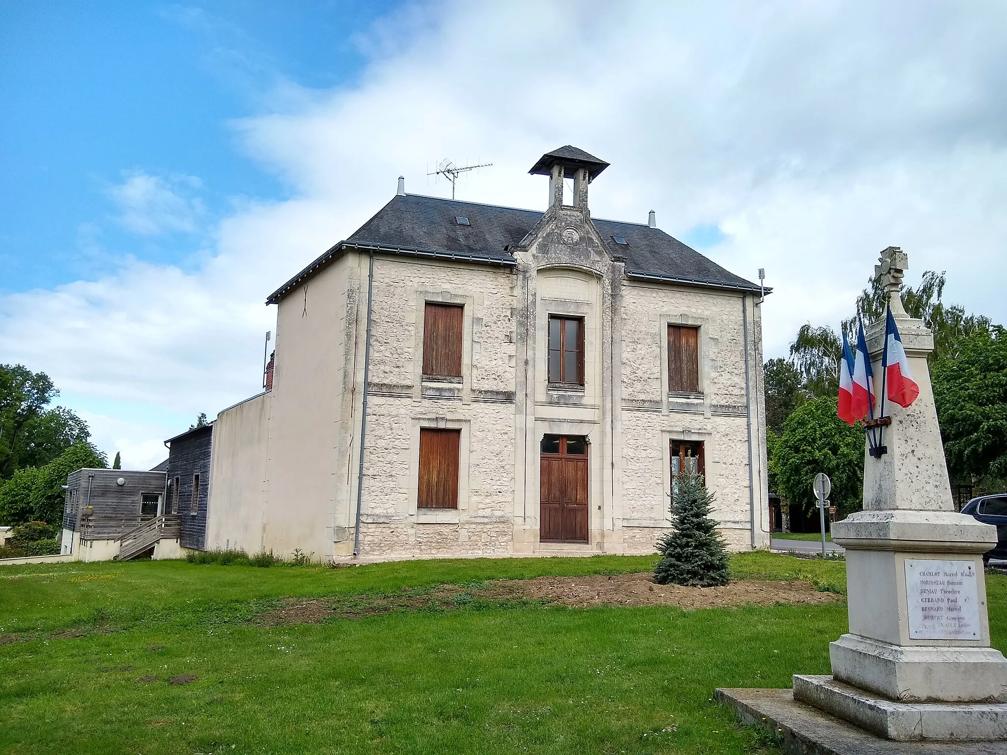 Photo showing: Monument aux morts et façade de l'ancienne école communale de Mondion.