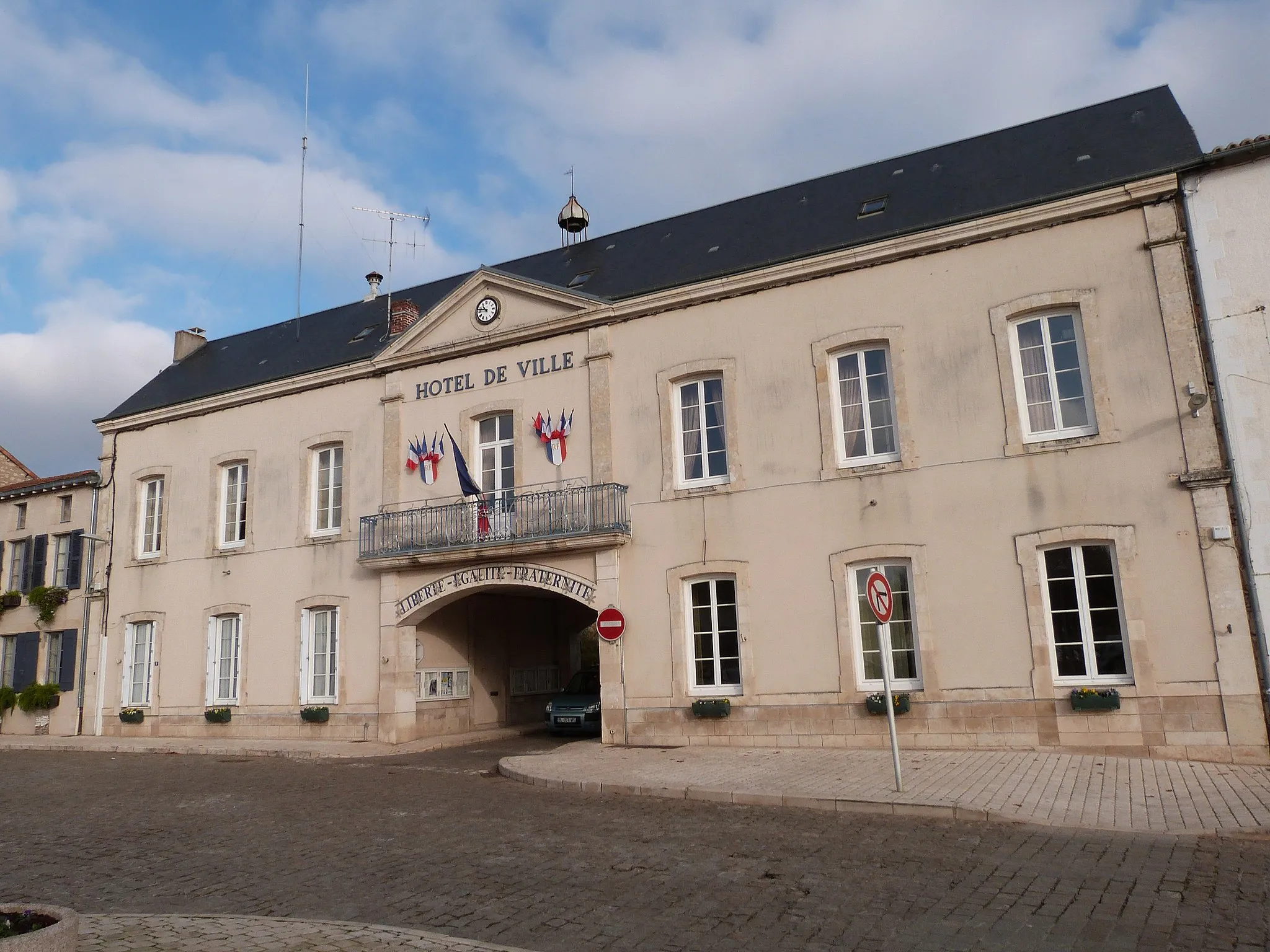 Photo showing: Mairie de Lussac-les-Châteaux