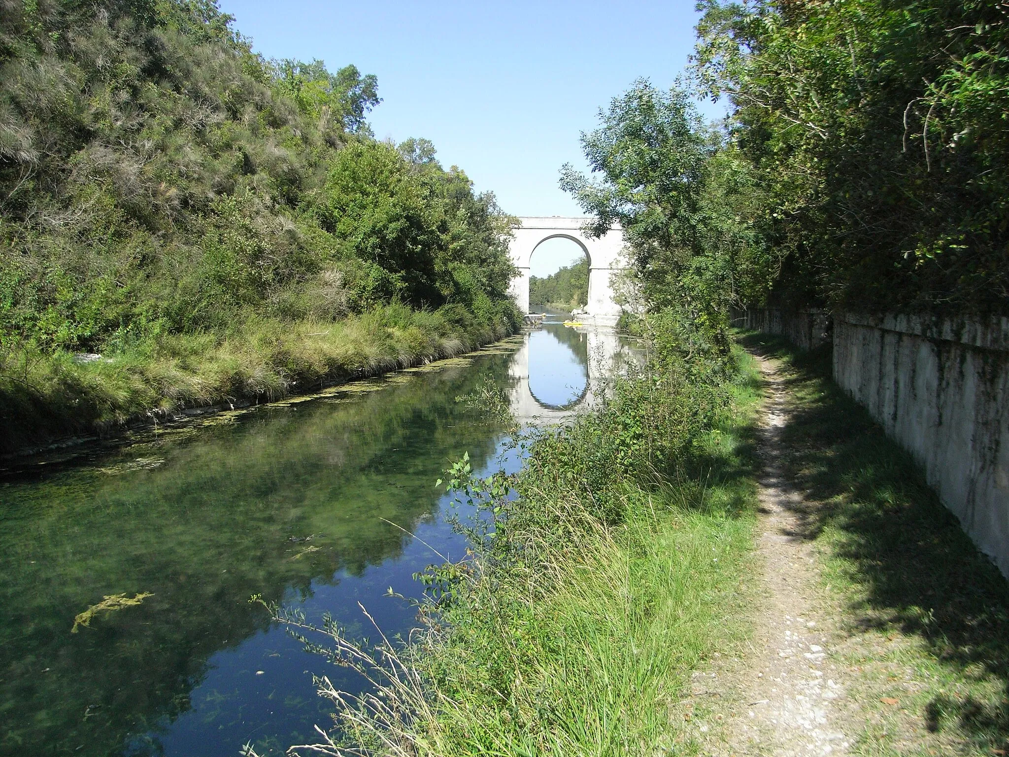 Photo showing: Pont de Belle-Croix (vue sud) à Dompierre-sur-Mer (Charente-Maritime - France) sur le canal de Marans à La Rochelle.