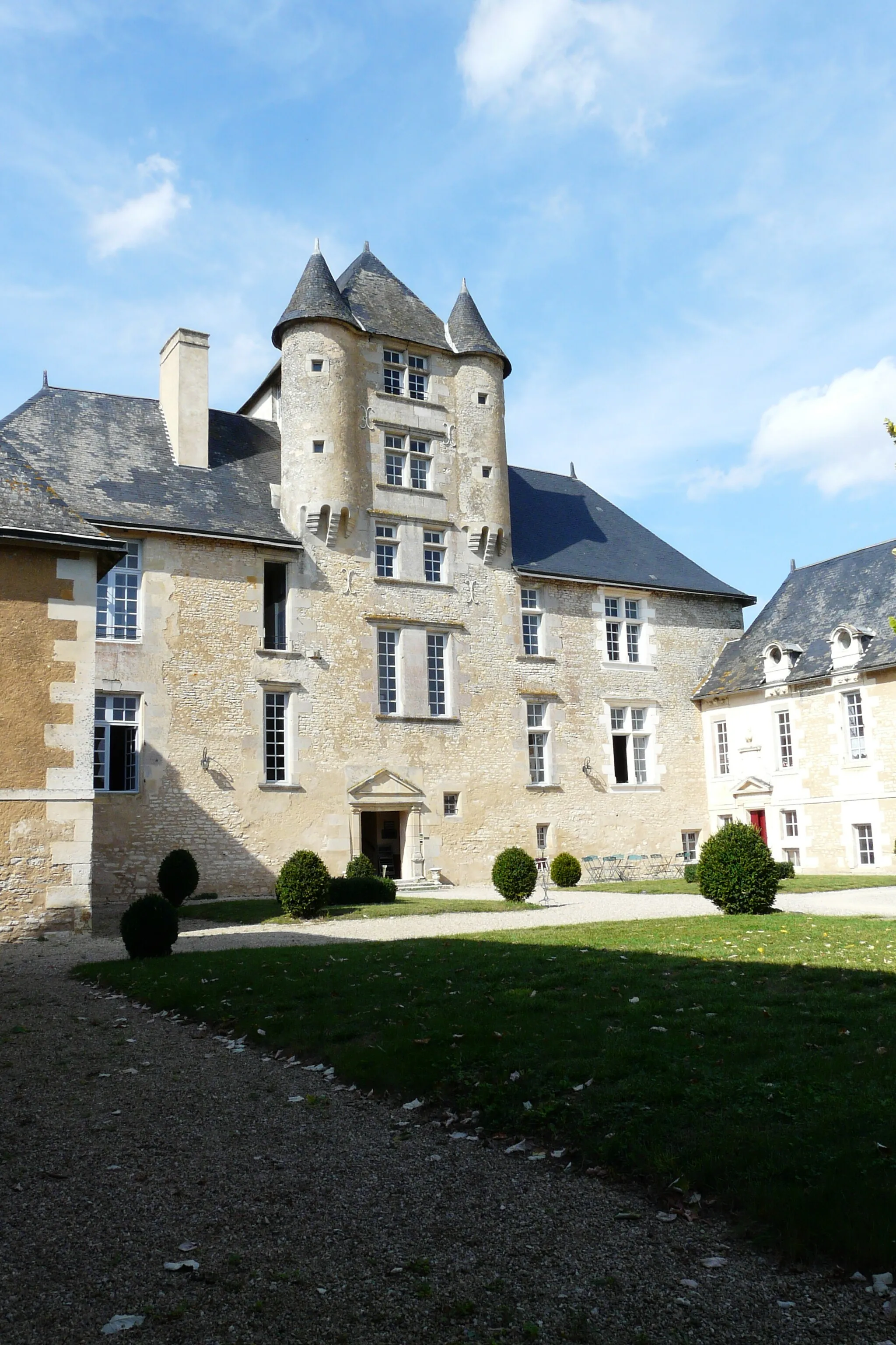 Photo showing: This building is inscrit au titre des monuments historiques de la France. It is indexed in the base Mérimée, a database of architectural heritage maintained by the French Ministry of Culture, under the reference PA00105761 .