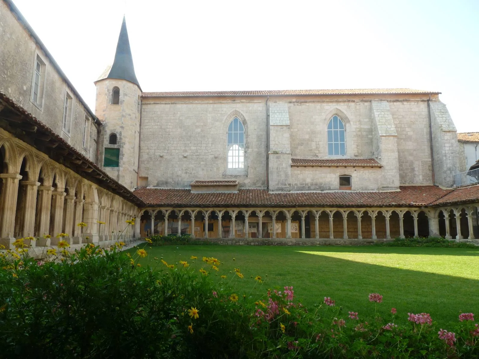 Photo showing: cloître de la Rochefoucauld (16), France