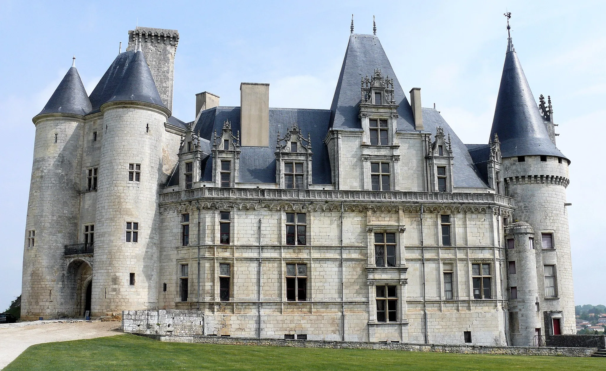 Photo showing: Château de La Rochefoucauld - Aile Sud Reanissance, entre le châtelet et la tour des Archives