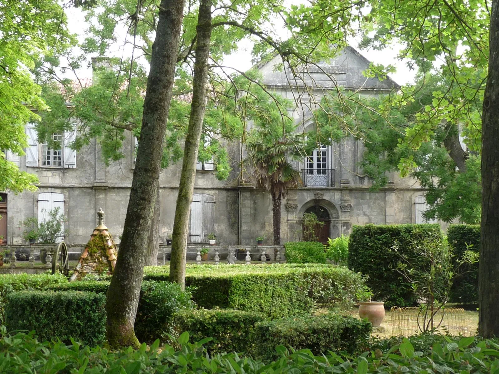Photo showing: Château de Beauregard, Juillac-le-Coq, Charente, France; cour intérieure et jardin