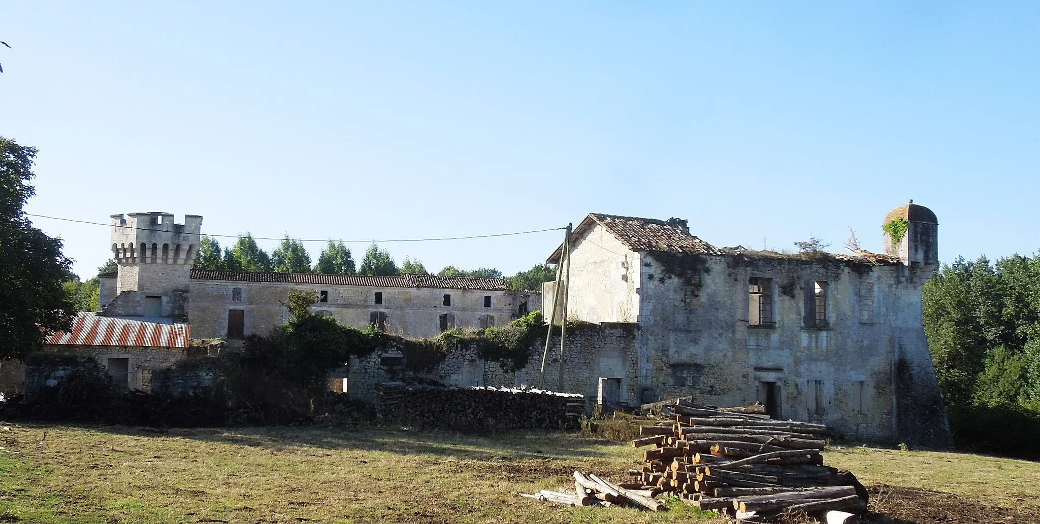 Photo showing: Chateau de Clam, view of the entire complex from northwest