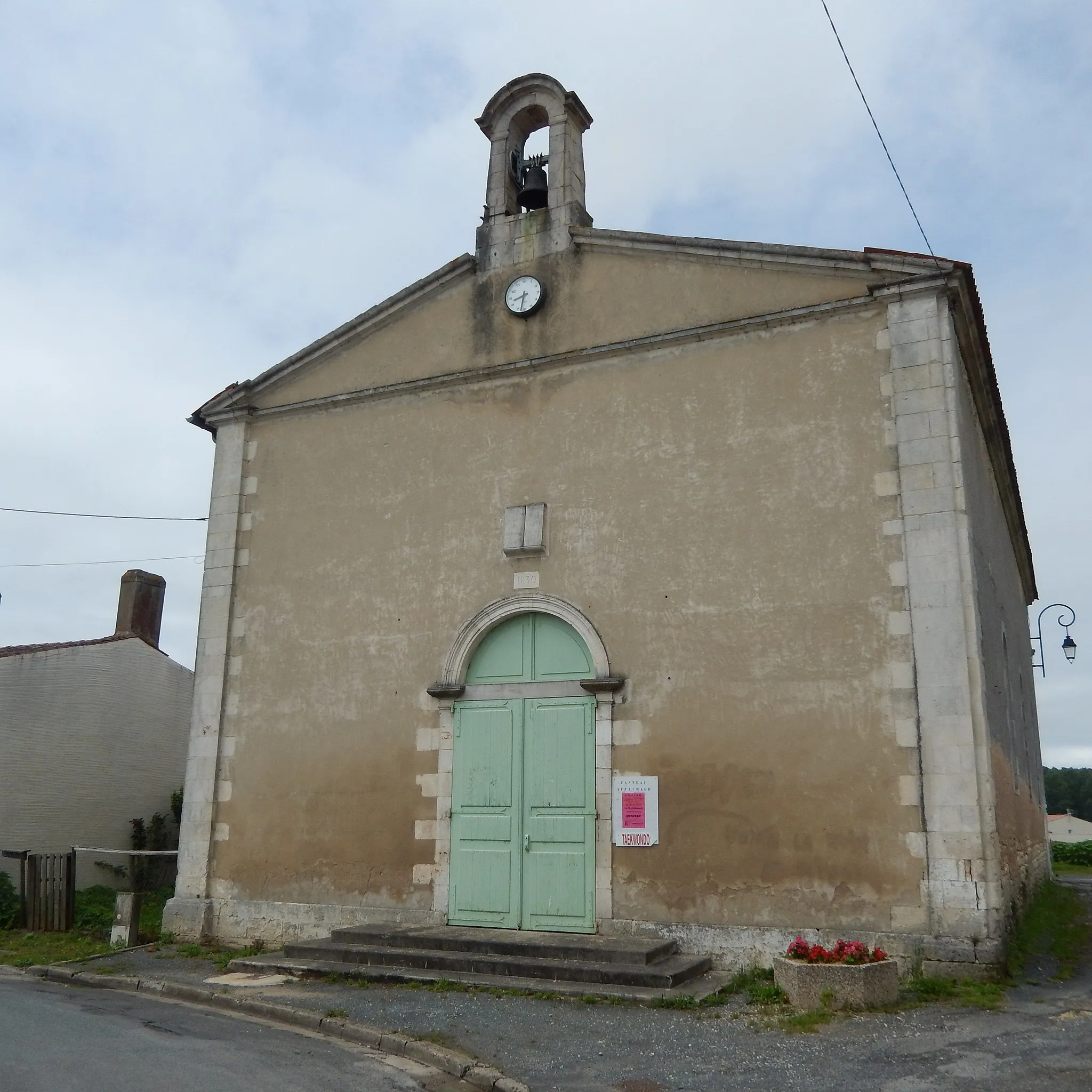 Photo showing: Le temple protestant du village de Luzac.