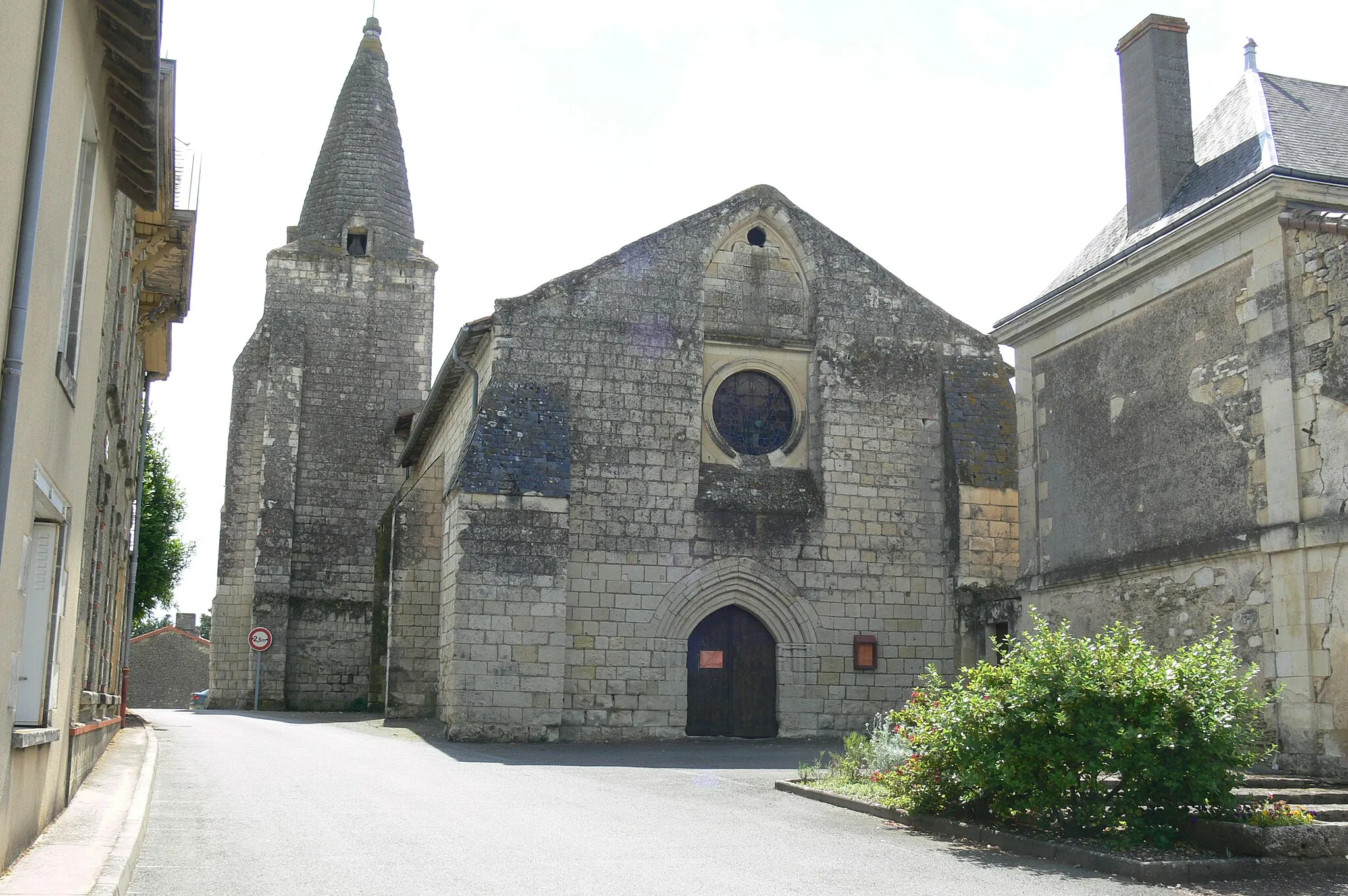 Photo showing: Église Saint-Maximin de Mouterre-Silly