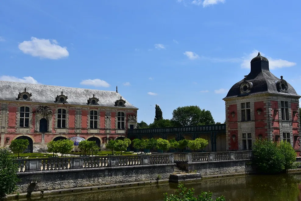 Photo showing: Château de la Mothe St-Héray (79).
De l'ancienne propriété démantelée vers 1840, ne subsistent plus aujourd'hui que dépendances et orangerie du XVIIe s., classée MH en 1925. Beaux restes, comme on peut le voir...