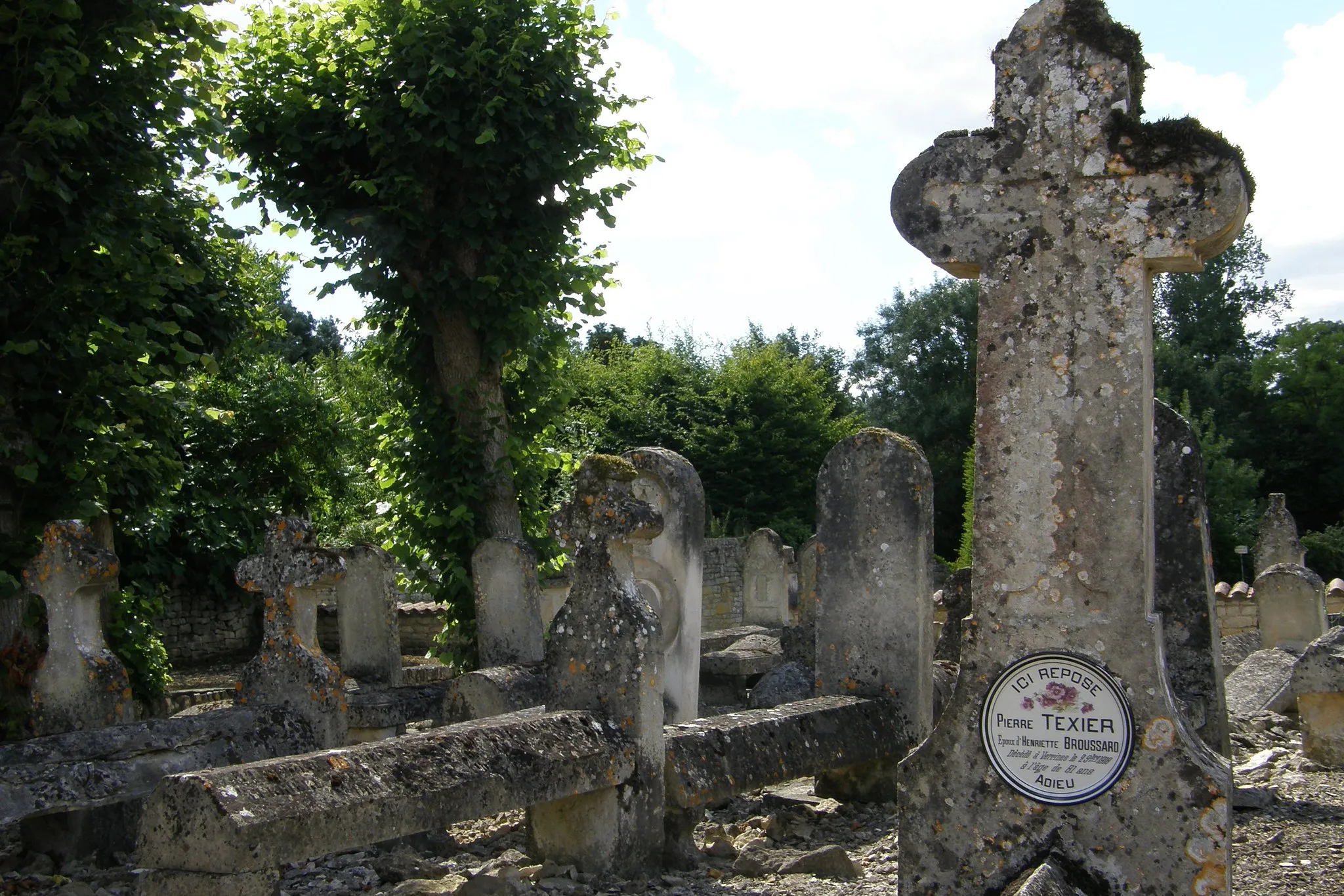 Photo showing: Old communal cemetery of Verrines sous Celles, next to the church Saint Maixent, 79370 Celles sur Belle, Deux-Sèvres, France.