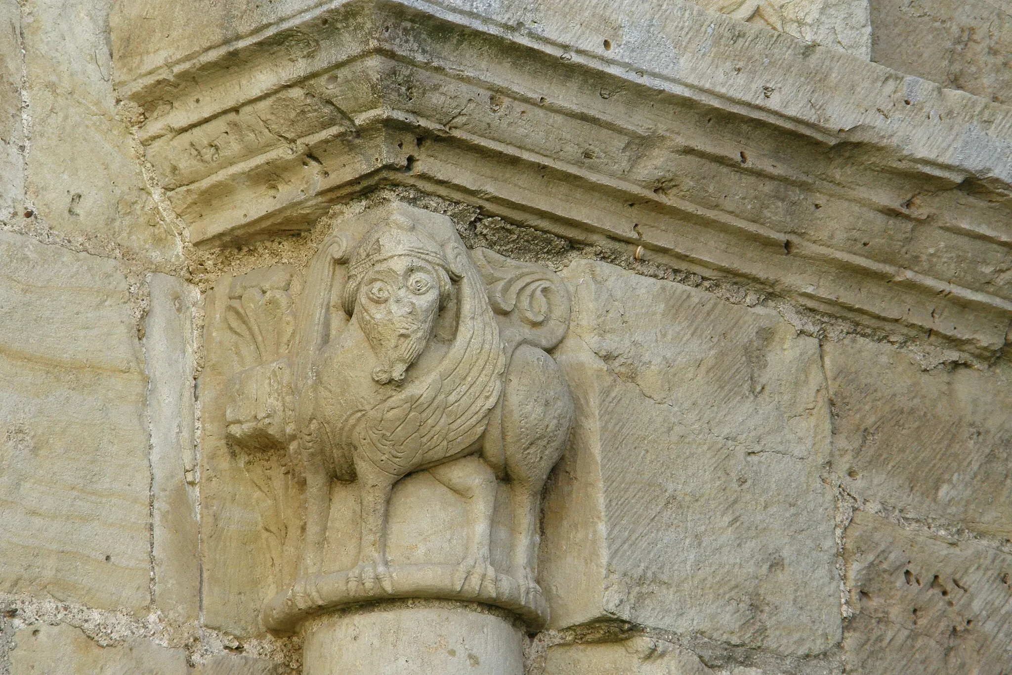 Photo showing: Un chapiteau de l'église romane Saint Maixent de Verrines sous Celles, département des Deux-Sèvres, France.