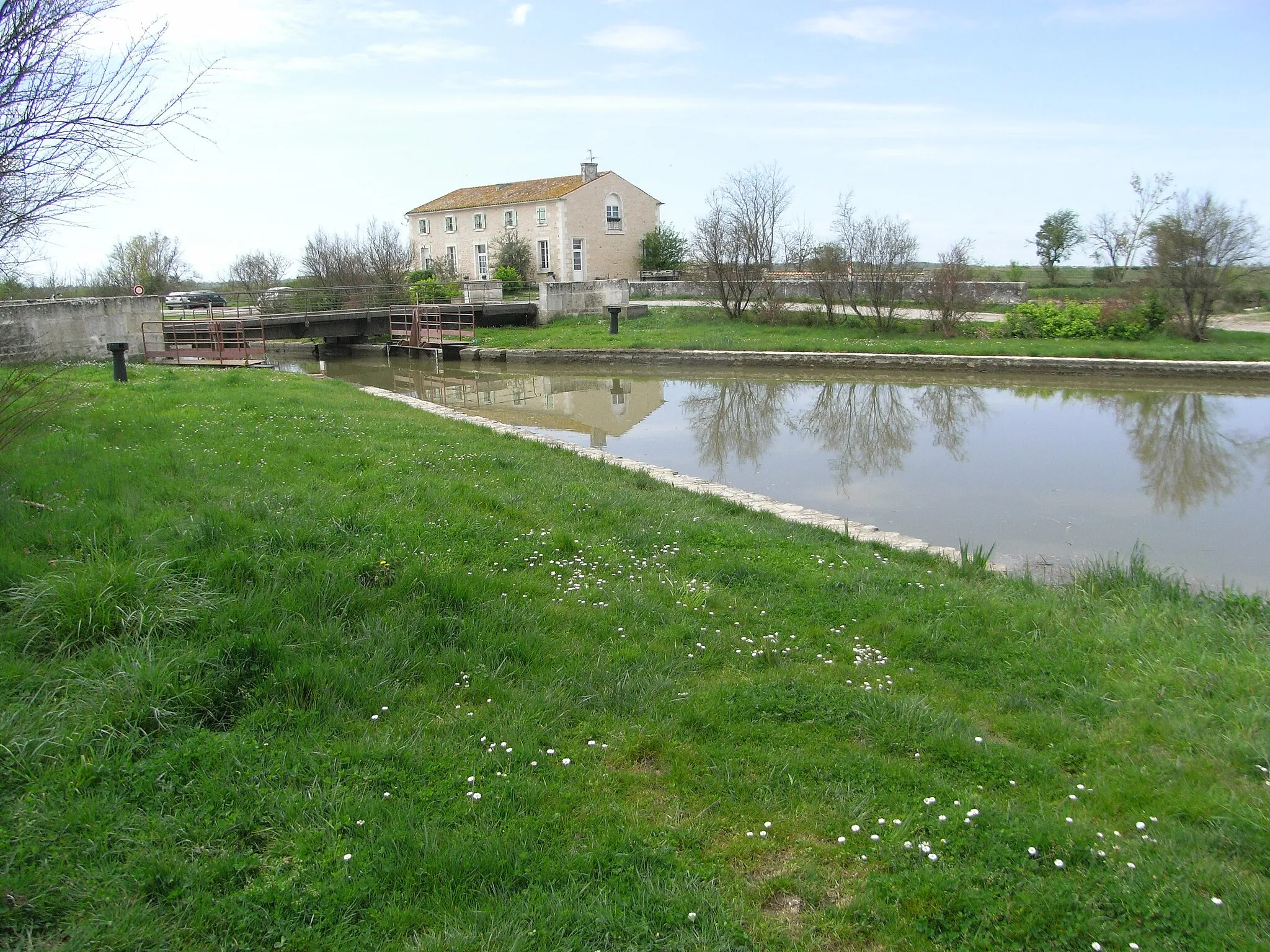Photo showing: Le pont tournant de Bellevue sur le Canal de la Charente à la Seudre dit de la Bridoire (Charente-Maritime France).