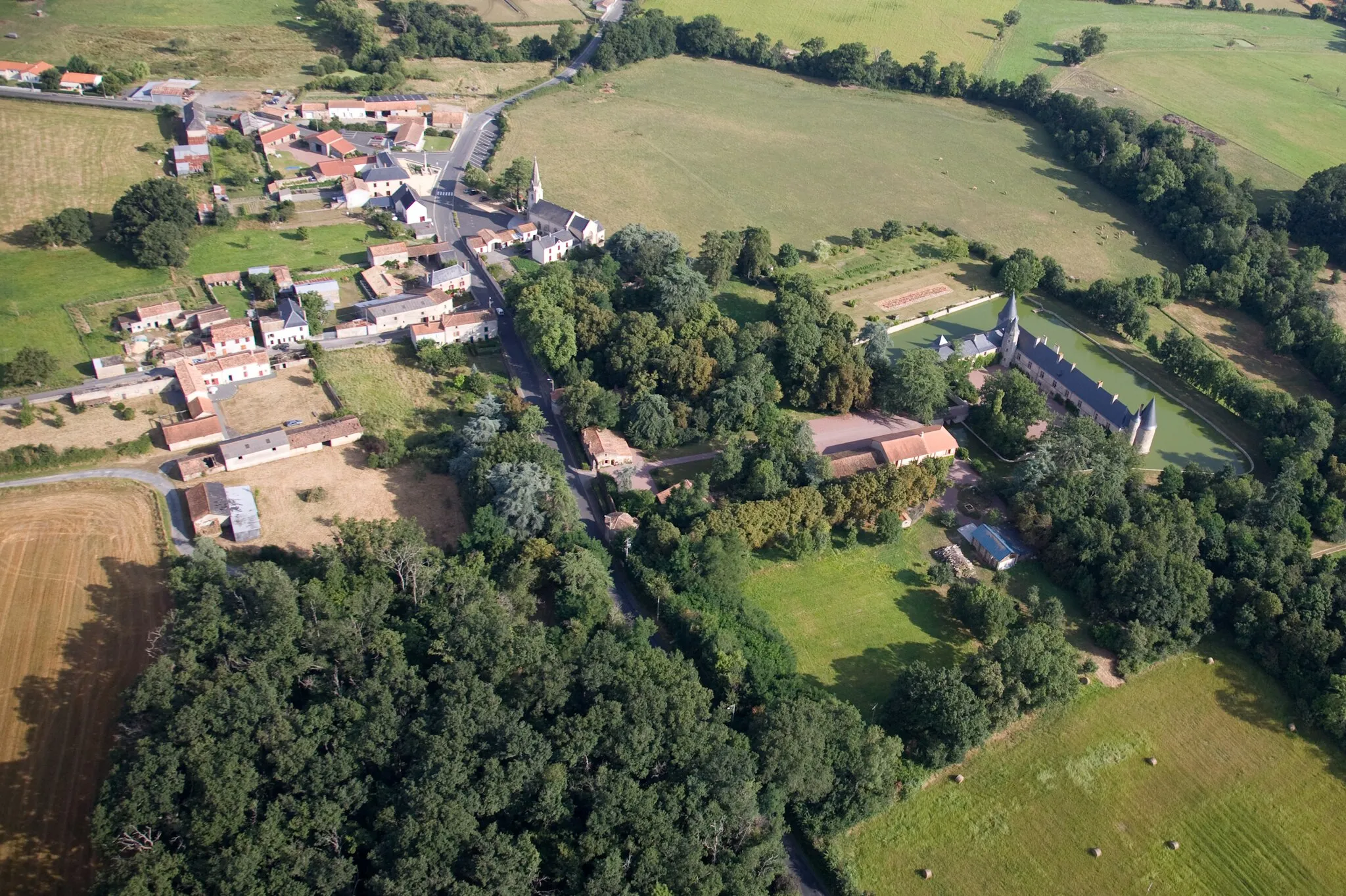 Photo showing: Commune de Maisontiers vue du ciel