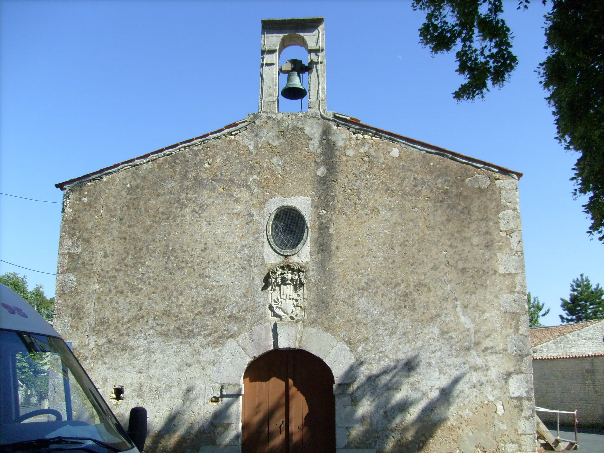 Photo showing: Façade de l'église de Dercie, Le Gua