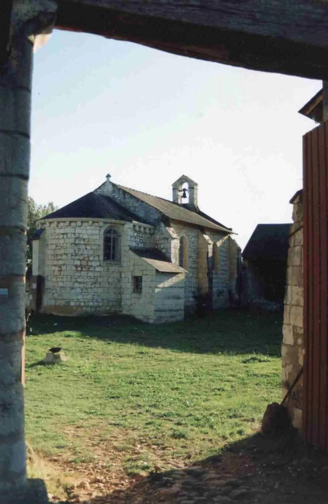 Photo showing: View of Raslay church from the farmyard