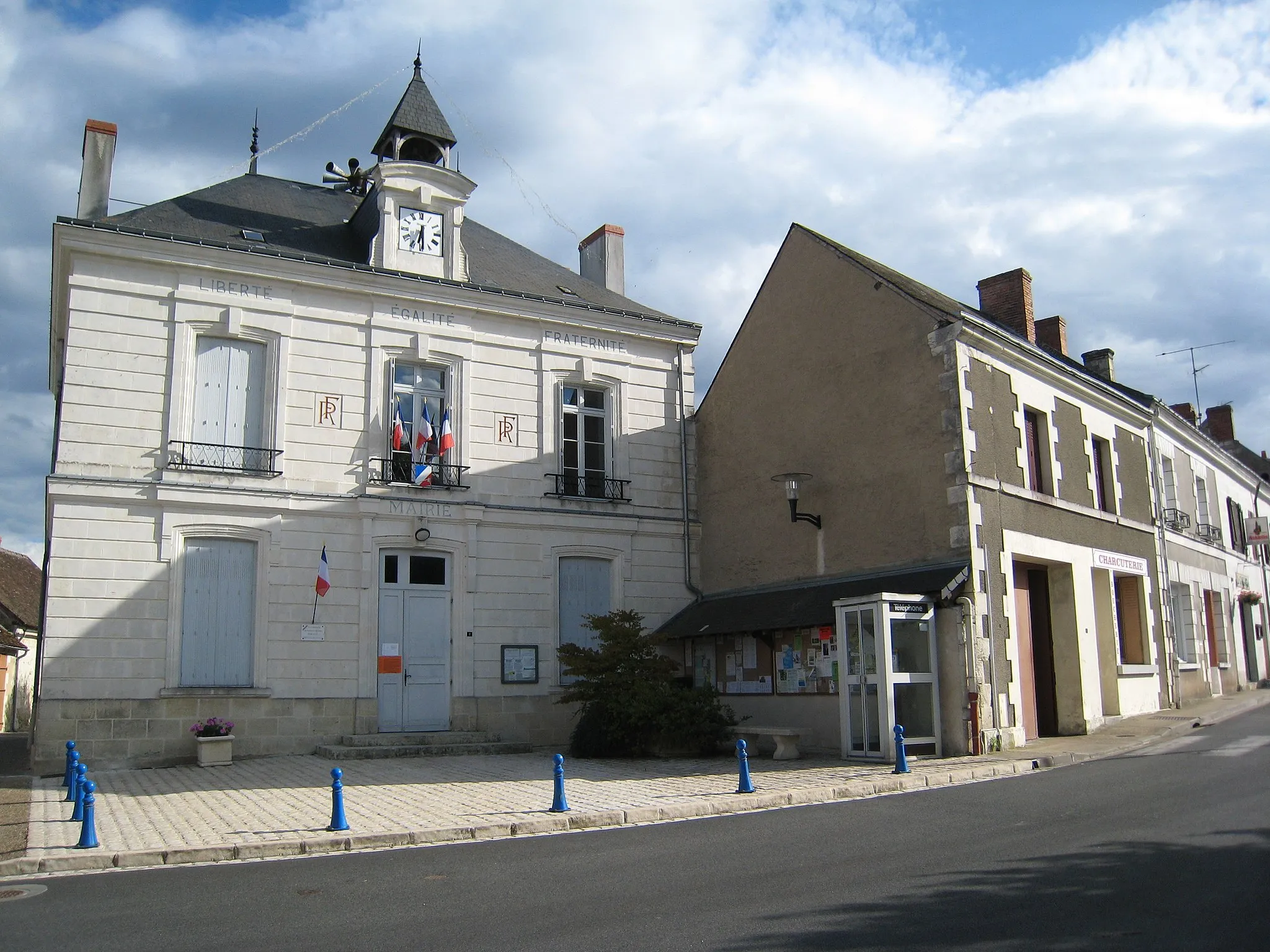 Photo showing: Hotel de ville de Charnizay, France