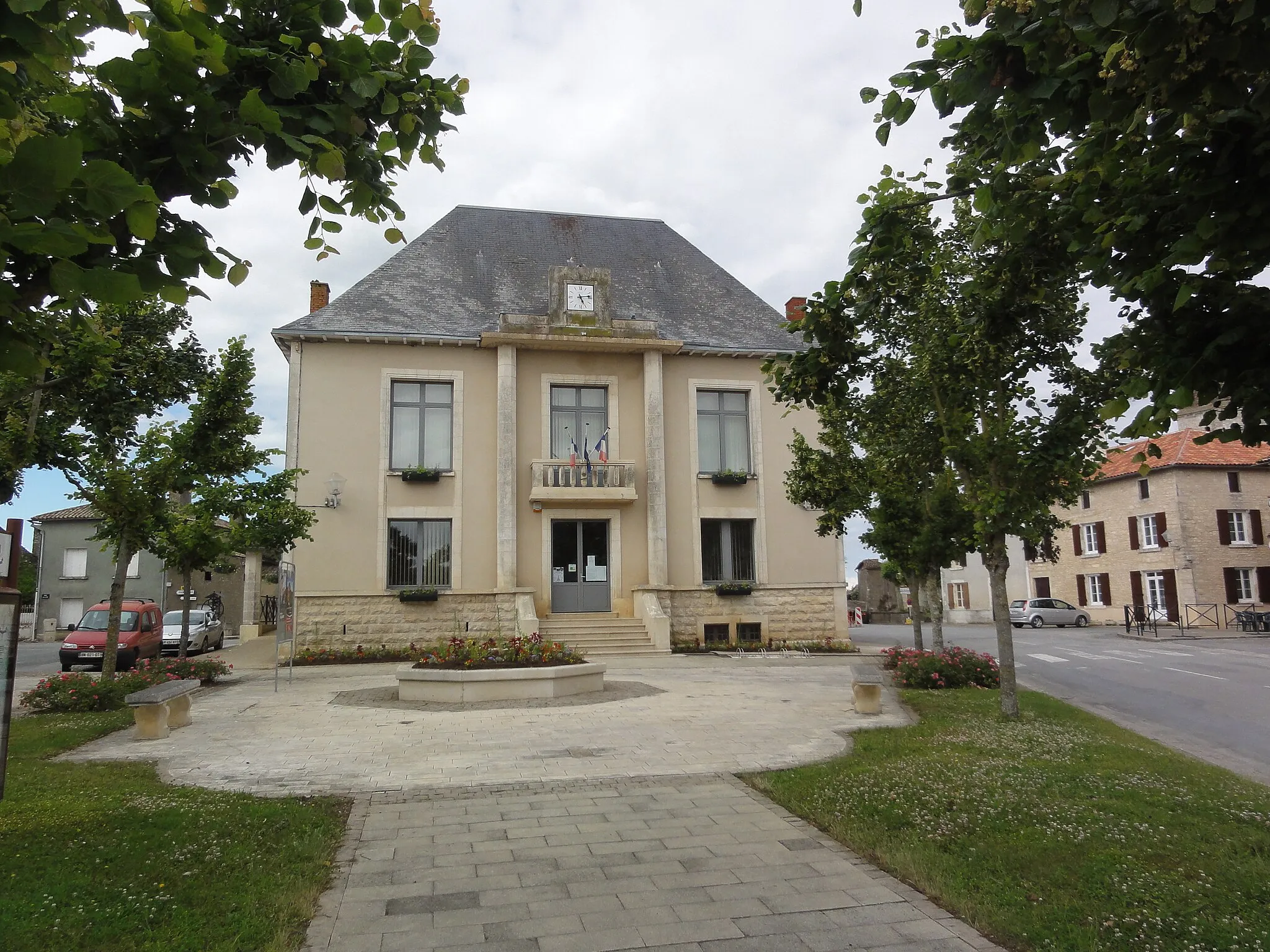 Photo showing: Saint-Sauvant (Vienne) mairie