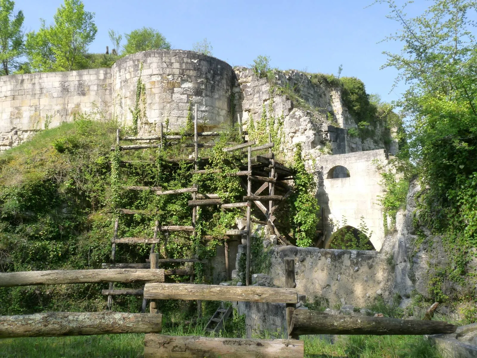Photo showing: Vestiges du château de Merpins, Charente, France