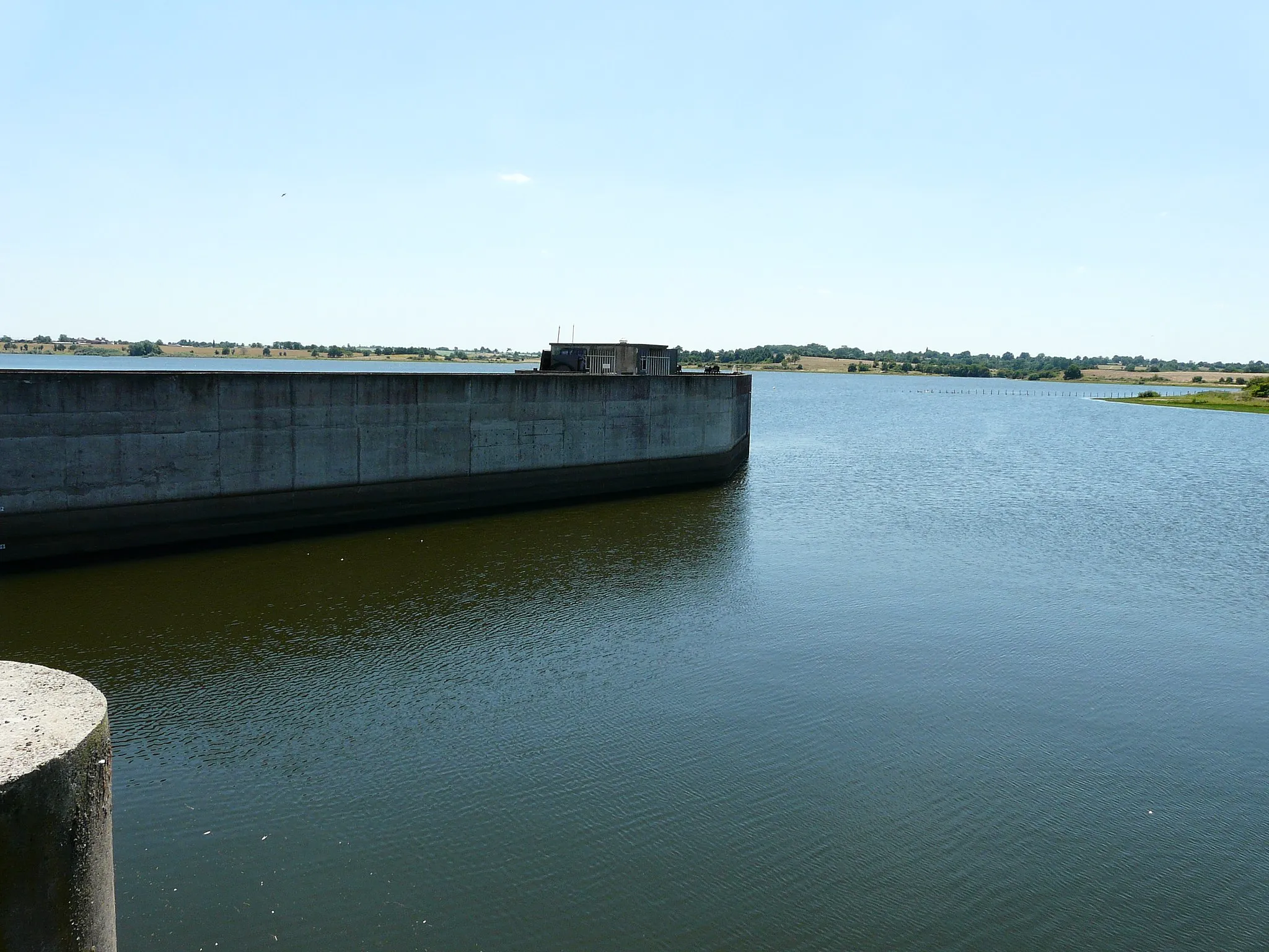 Photo showing: La partie septentrionale du lac du Cébron vue depuis le barrage du Cébron, communes de Louin et Saint-Loup-Lamairé, Deux-Sèvres, France