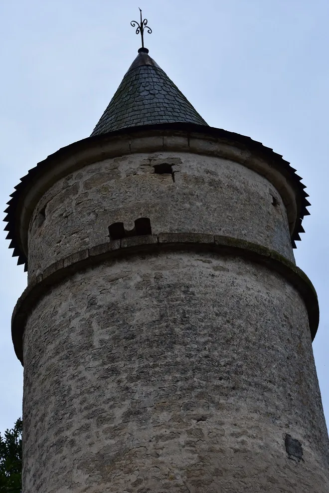 Photo showing: Tour château Seigneurie de Fleurelle, quartier Souché à Niort (79).
Bâtie au XVIIe dans un but défensif, elle est remaniée ultérieurement en pigeonnier.