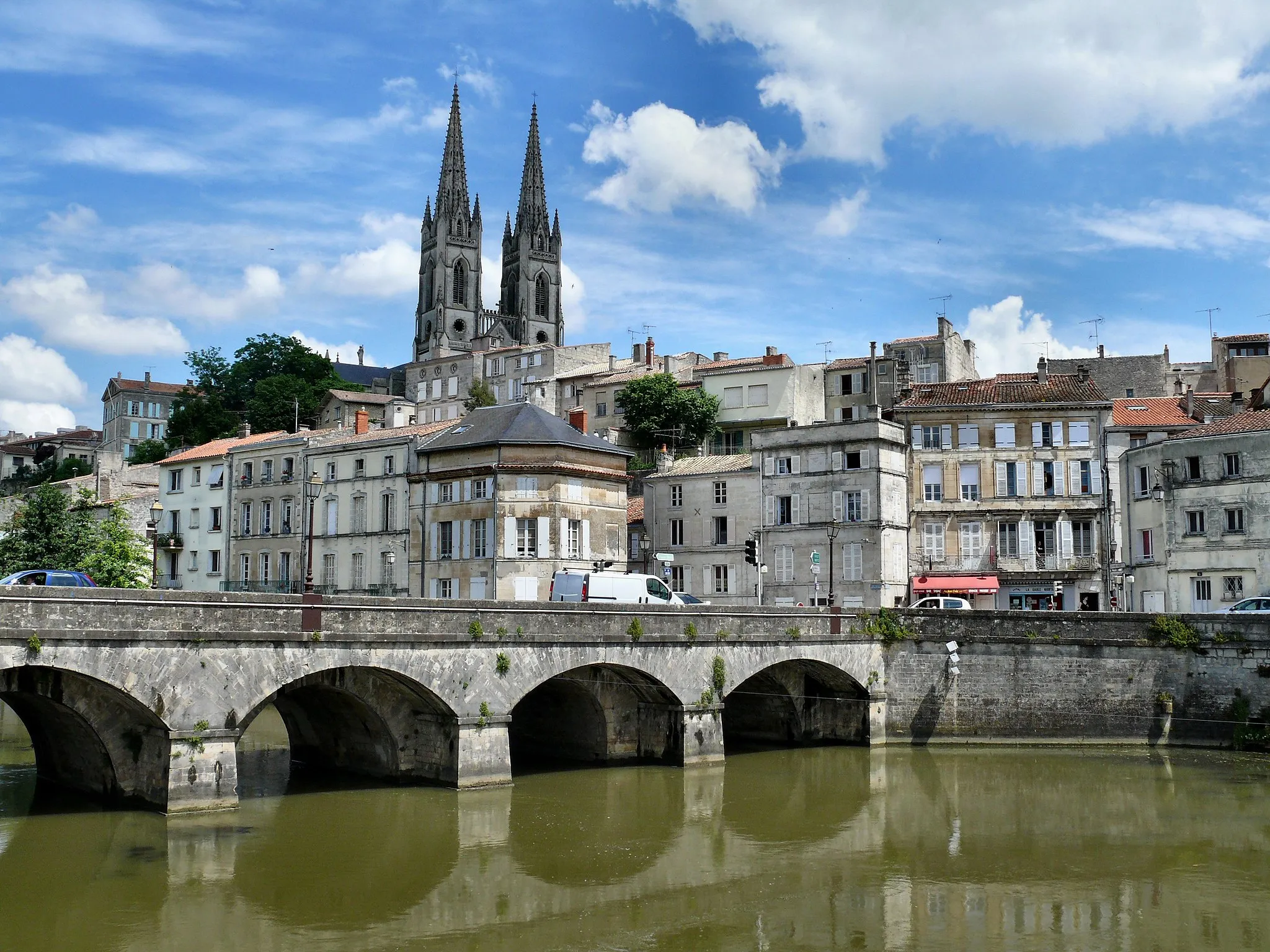 Photo showing: A view of Niort from the Sevre Niortaise river,  Deux-Sevres, Poitou-Charentes region, France, May 2008

Une vue de Niort depuis la Sèvre Niortaise. Niort, Deux-Sèvres, région Poitou-Charentes, France, Mai 2008